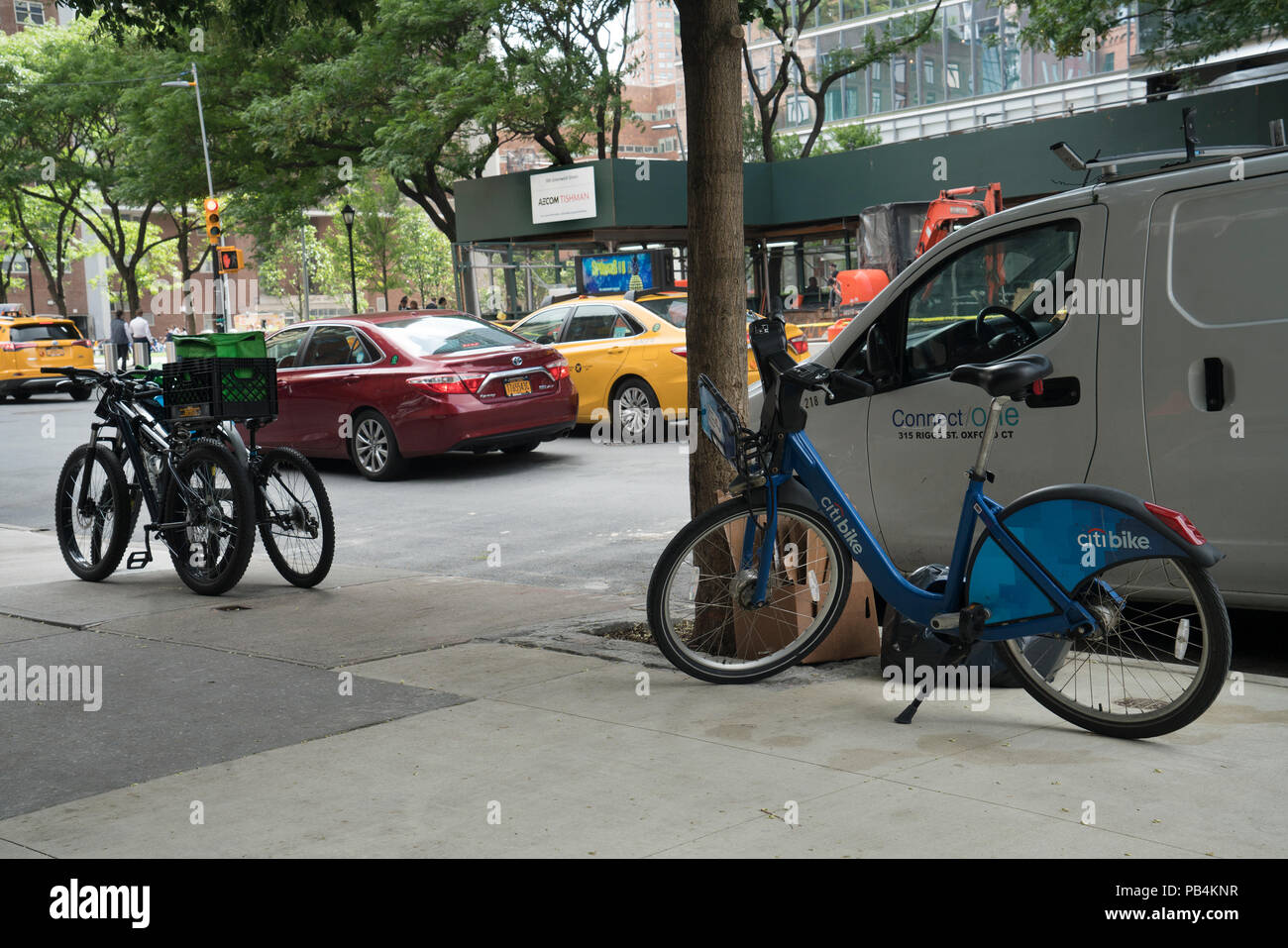 Bicyclettes, voitures, taxis, un van et les personnes qui s'y montrent les divers moyens de transport sur Greenwich Street, un trafic très Street à Manhattan. Banque D'Images