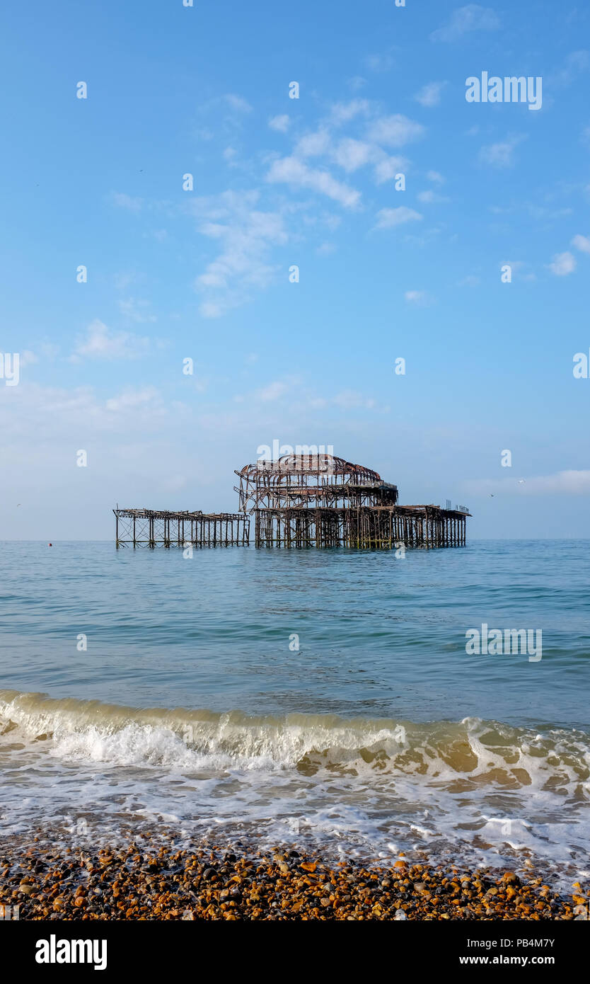 Le West Pier de Brighton en été avec ciel bleu Banque D'Images