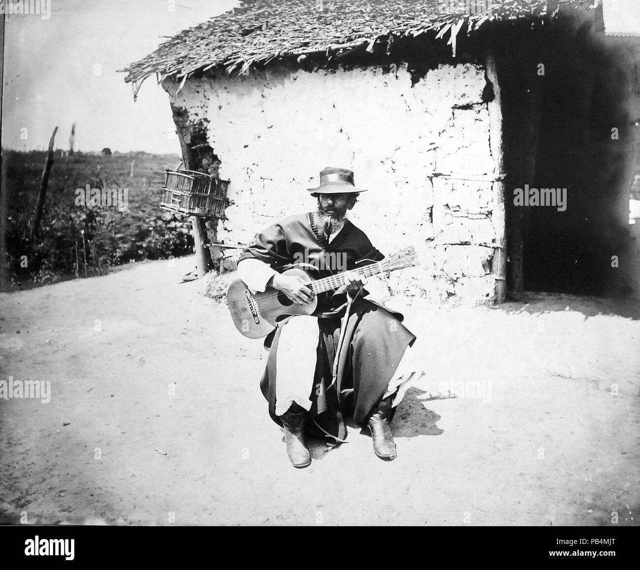 . English : 'UN' Payador, chantant avec sa guitare dans les pampas argentines. vers 1886 1175 Payador rancho Banque D'Images