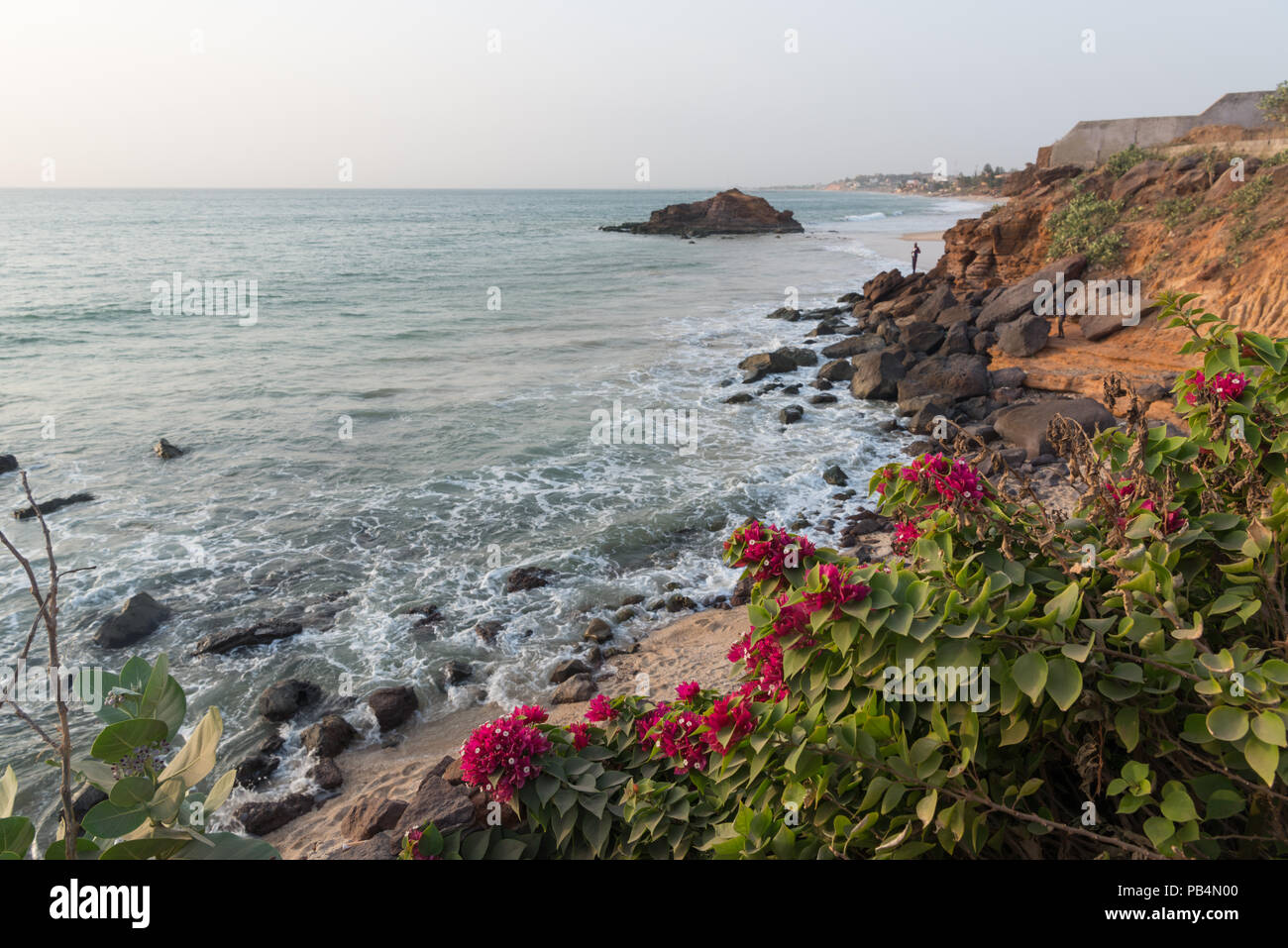 La côte et l'océan Atlantique vu depuis la terrasse de Sobo Bade, Sénégal, Afrique de l'Ouest Banque D'Images