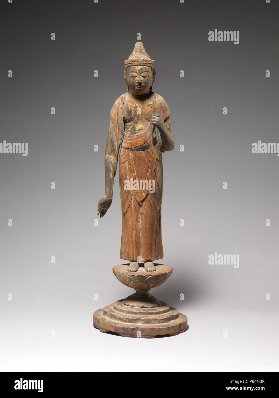 Sho Kannon. Culture : le Japon. Dimensions : H. 17 3/4 in. (45,1 cm) ; O. 6. (15,2 cm) ; D. 5 3/4 in. (14,6 cm). Date : le 12e siècle. La pose frontale et aplati des tentures sont chargés de Sho Kannon est la principale incarnation d'Avalokiteshvara, le bodhisattva de la compassion. Produits au cours de la fin de la période Heian au Japon, quand le bois était un moyen très favorable pour les figures de dévotion, ce travail aurait été partie d'un ensemble sculptural. La figure est peu différent une fois tenu probablement une fleur de lotus, maintenant perdu. Des traces de pigment sur le corps et le vêtement suggèrent que la surface n'ha Banque D'Images