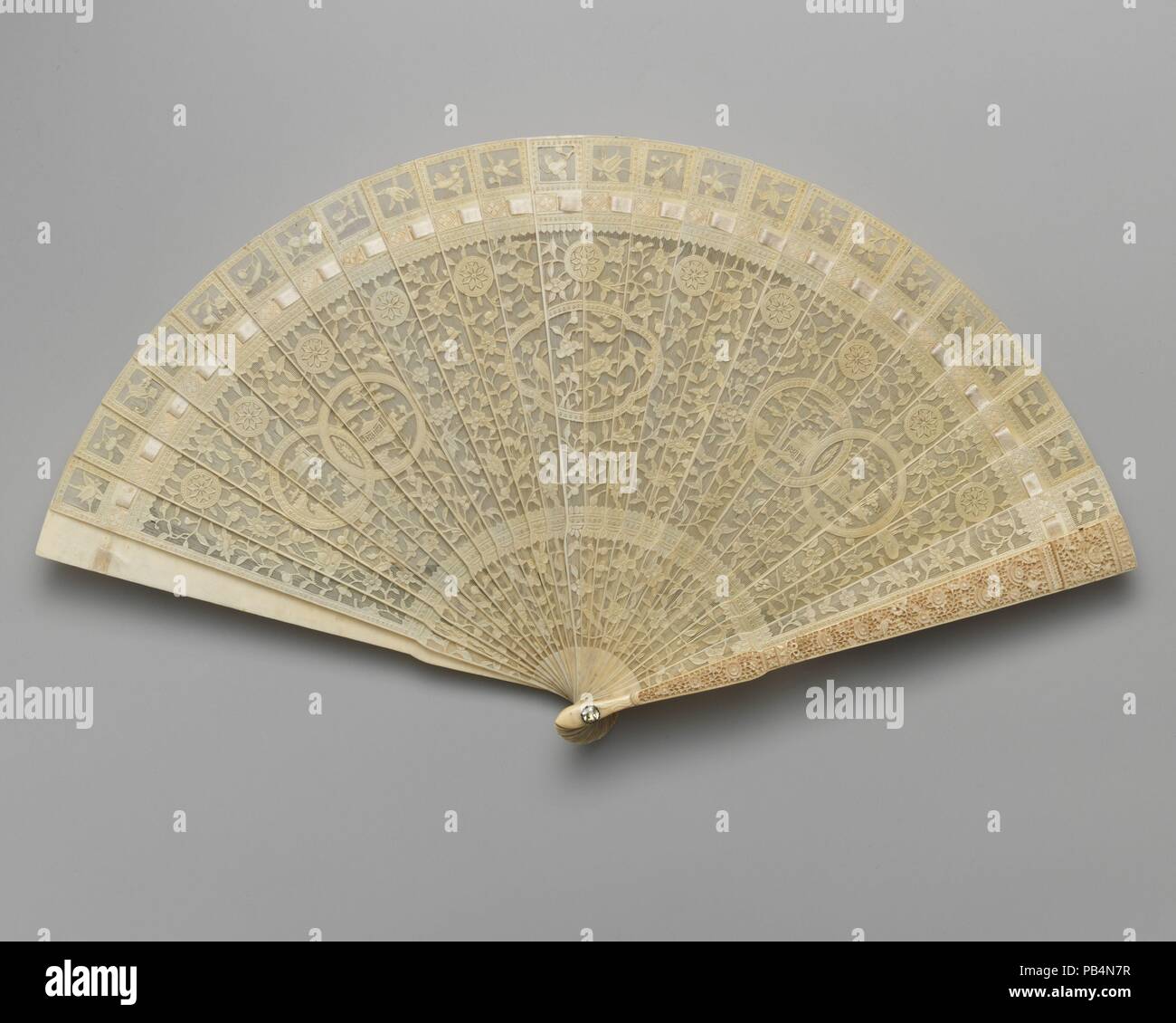 Ventilateur. Culture : le chinois. Dimensions : 8 1/4 x 15 1/4 in. (21 x 38,7 cm). Date : fin du 18e siècle. Musée : Metropolitan Museum of Art, New York, USA. Banque D'Images