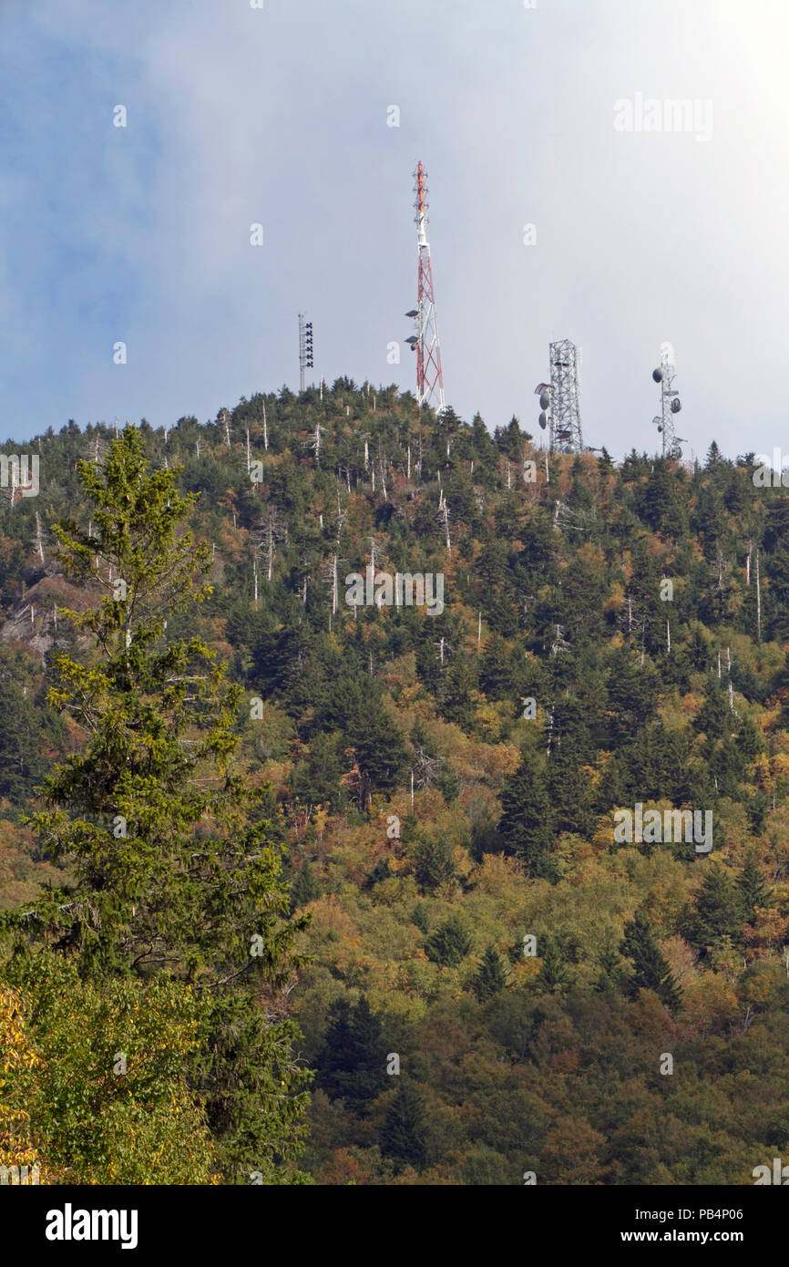 Le Mont Mitchell ; NC ; USA - 22 septembre 2017 : tours de communication au sommet du mont Mitchell, NC, le plus haut sommet des montagnes des Appalaches Banque D'Images