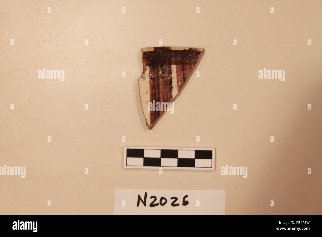 Fragment de céramique. Dimensions : 3,36 cm x 4,9 cm. Date : 8ème et 12ème siècle. Musée : Metropolitan Museum of Art, New York, USA. Banque D'Images