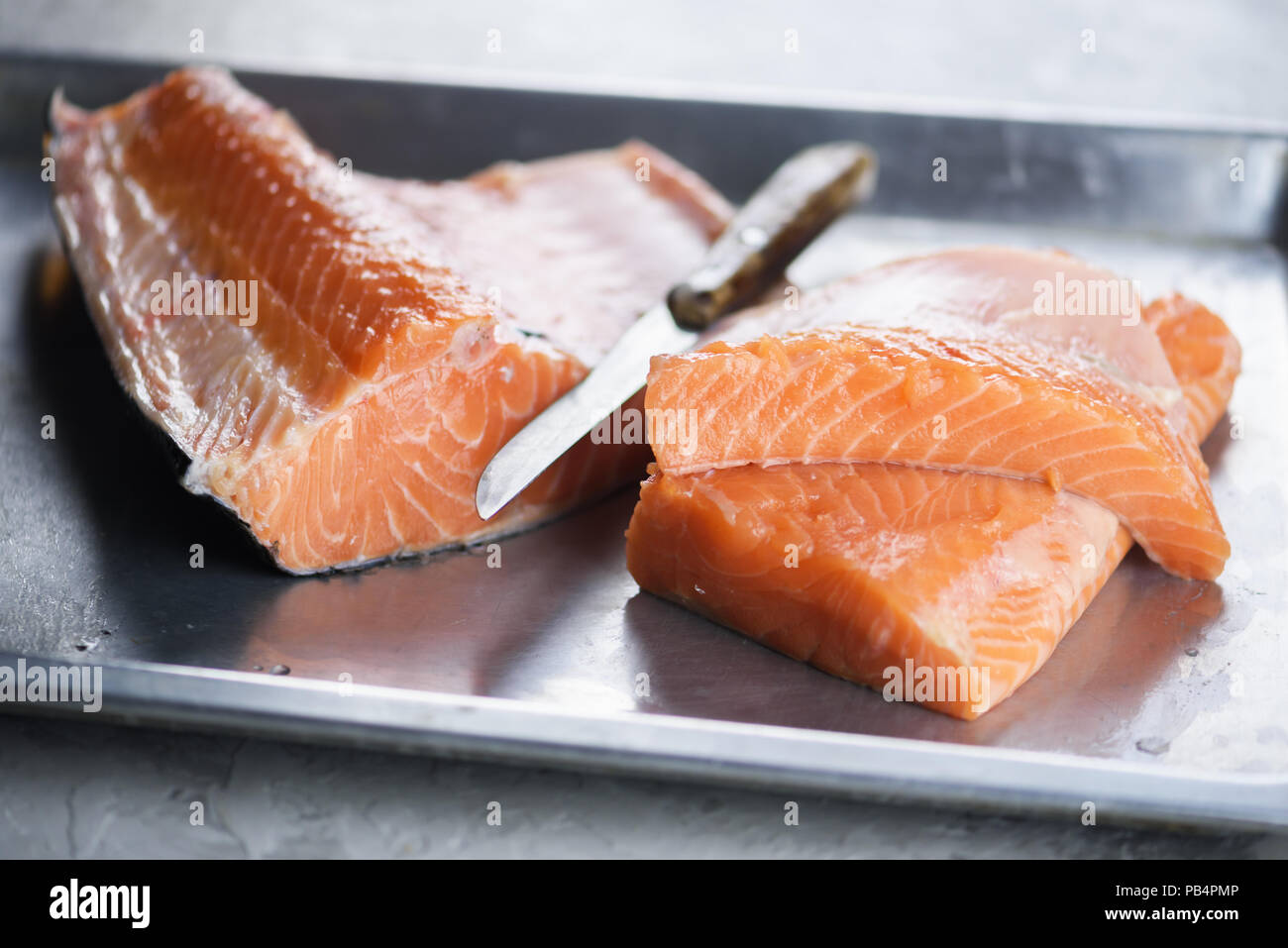 Le filet de saumon le poisson sur la plaque de métal libre Banque D'Images
