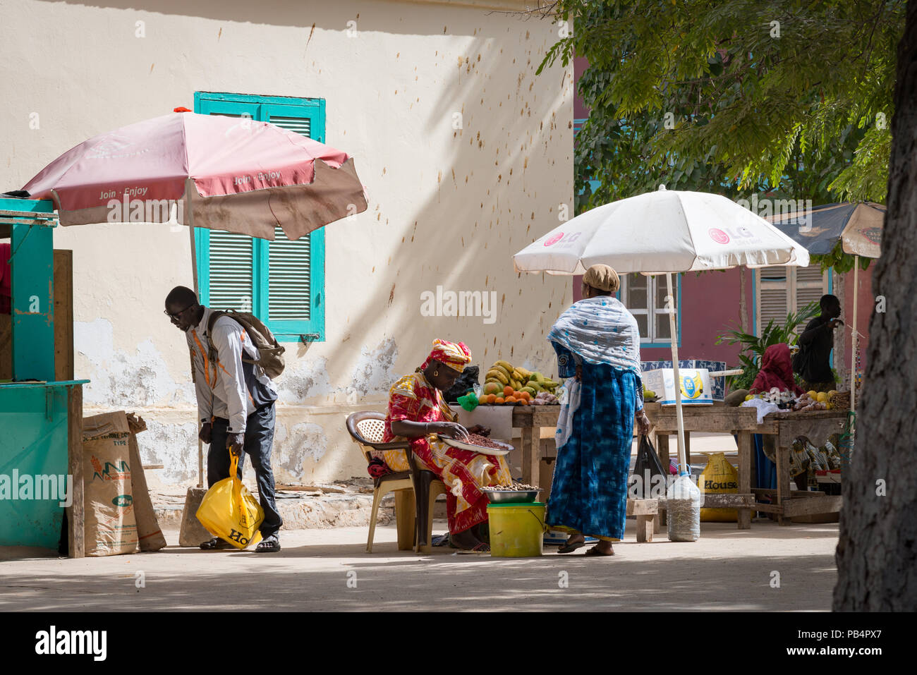Jour de marché sur l'île de Gorée, Dakar, Sénégal Banque D'Images