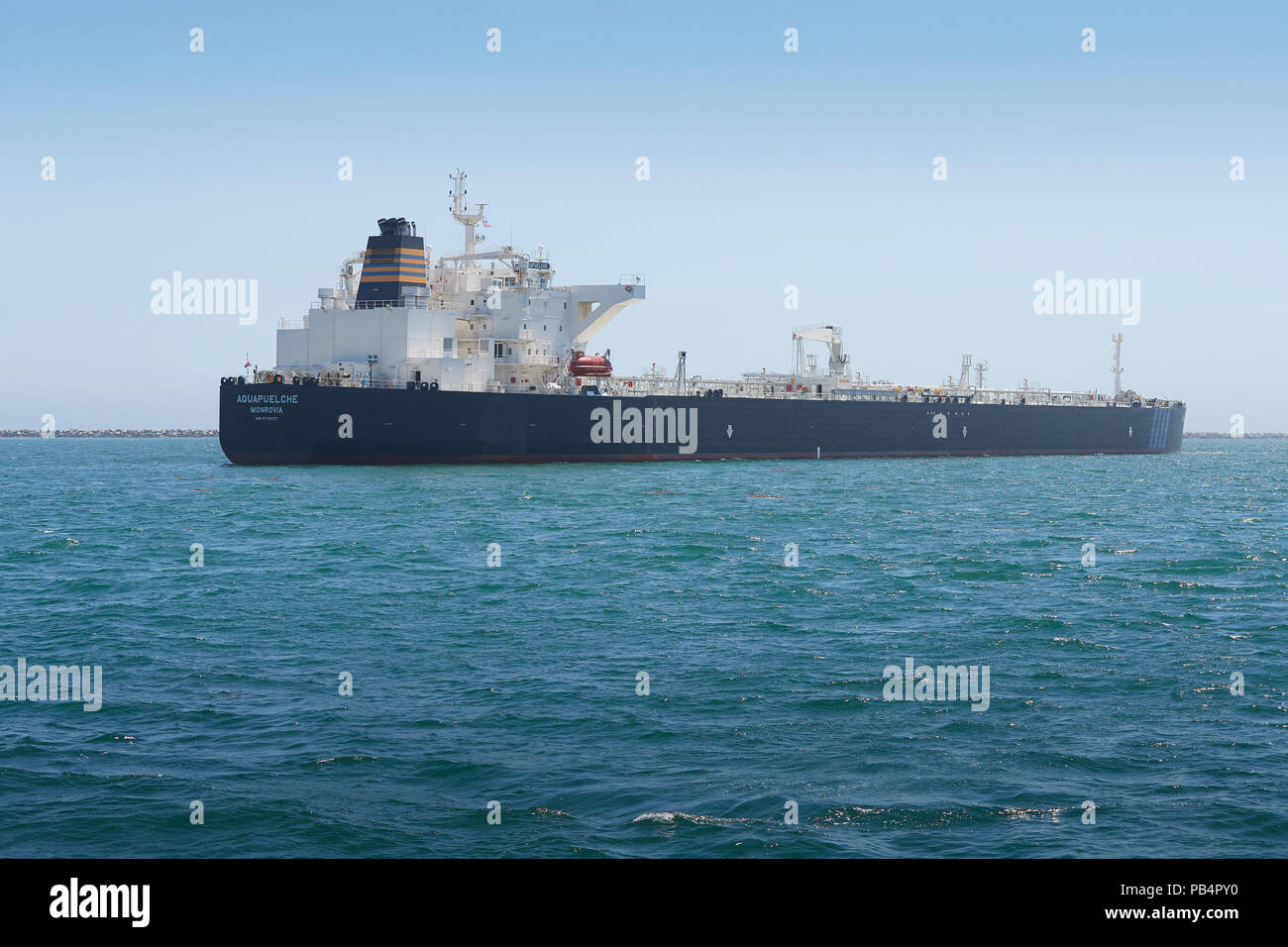 Supertanker, (Pétroliers), AQUAPUELCHE, ancré dans le Port de Long Beach, Californie, USA. Banque D'Images