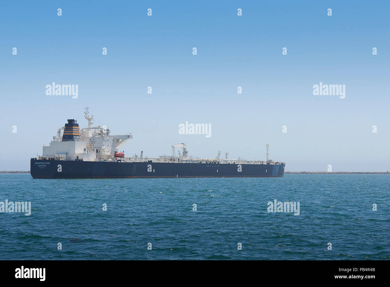 Supertanker, (Pétroliers), AQUAPUELCHE, ancré dans le Port de Long Beach, Californie, USA. Banque D'Images