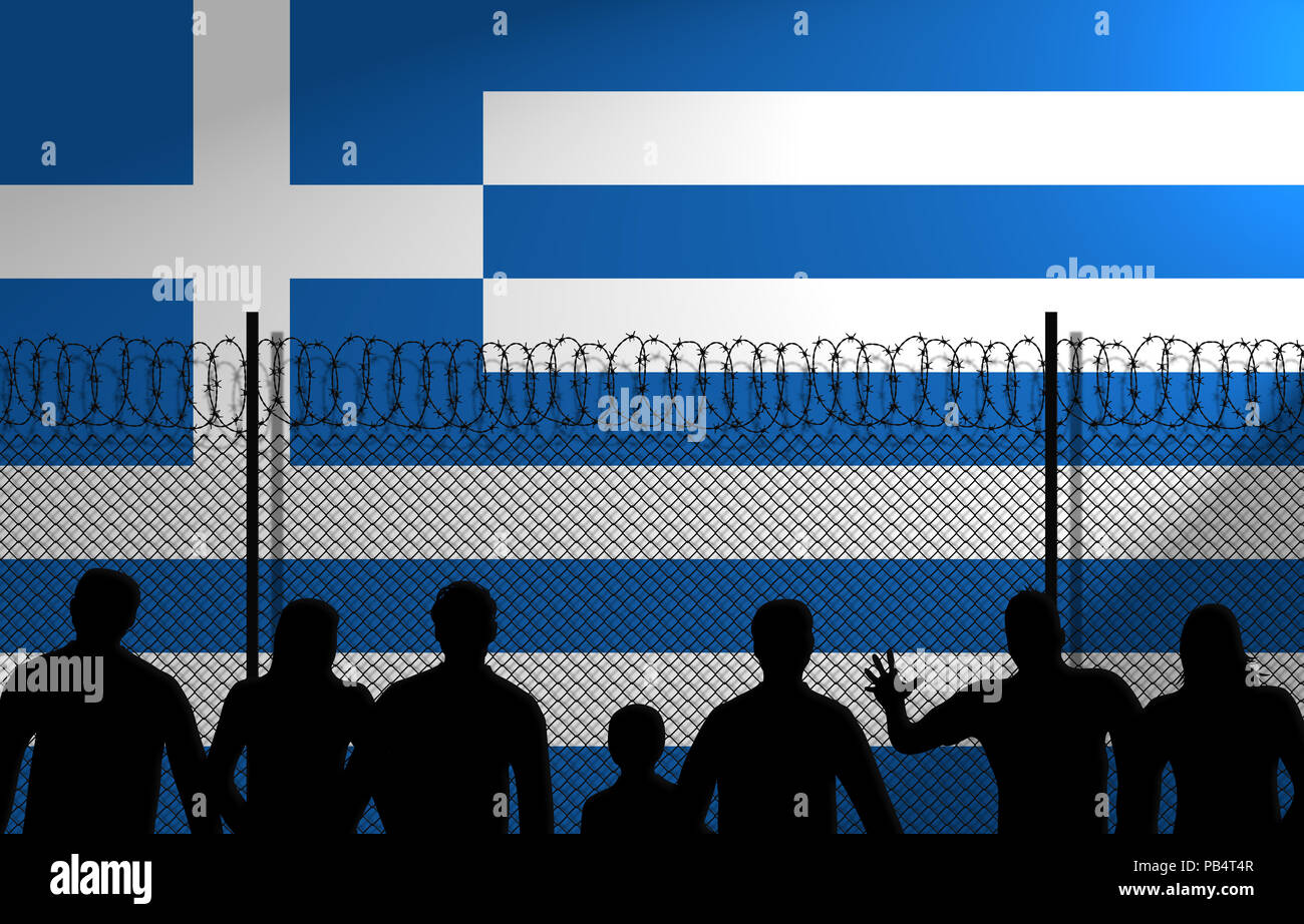 Les gens en face d'un grillage. Drapeau grec derrière. Banque D'Images