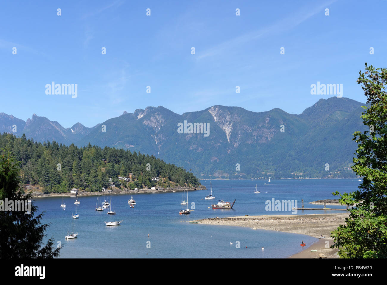 Vue d'une baie profonde, la baie Howe et la chaîne côtière de Bowen Island, près de Vancouver, Colombie-Britannique, Canada Banque D'Images