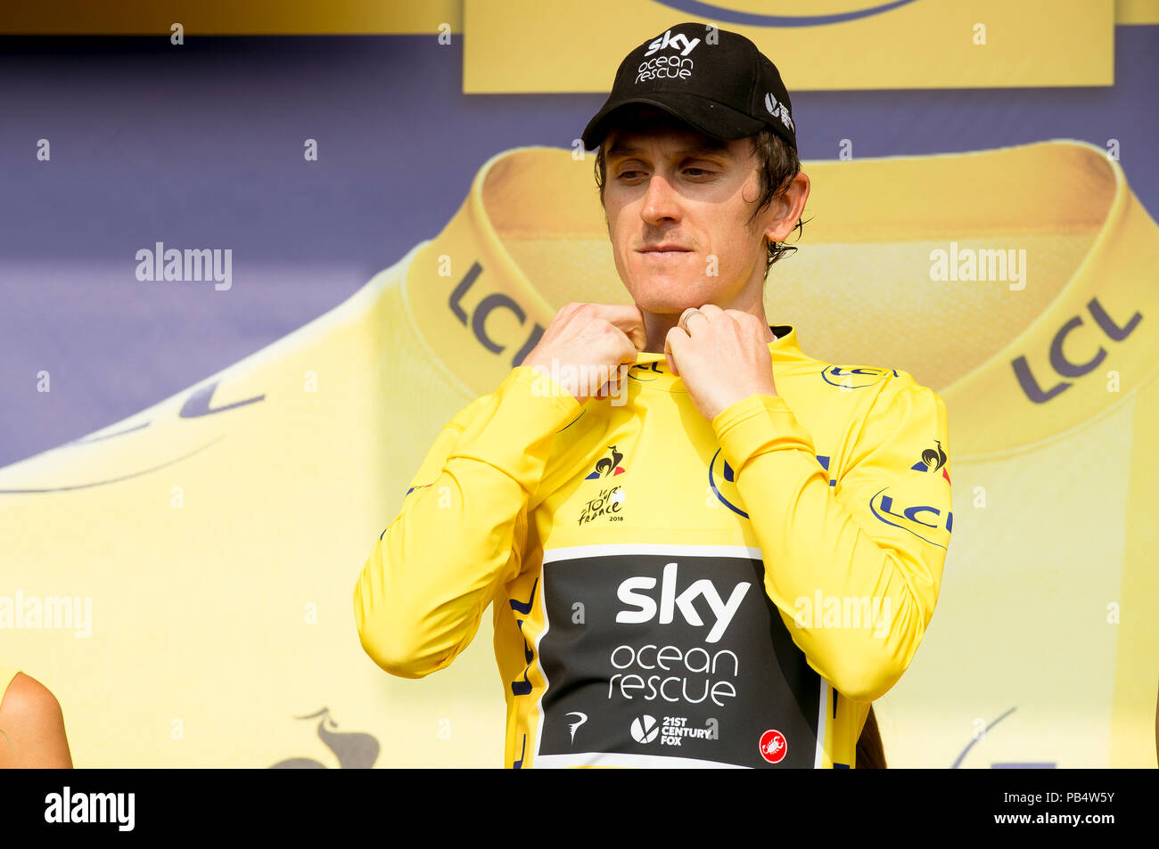 L'équipe Sky's Geraint Thomas célèbre sur le podium après l'étape 18 du Tour de France 2018. Banque D'Images