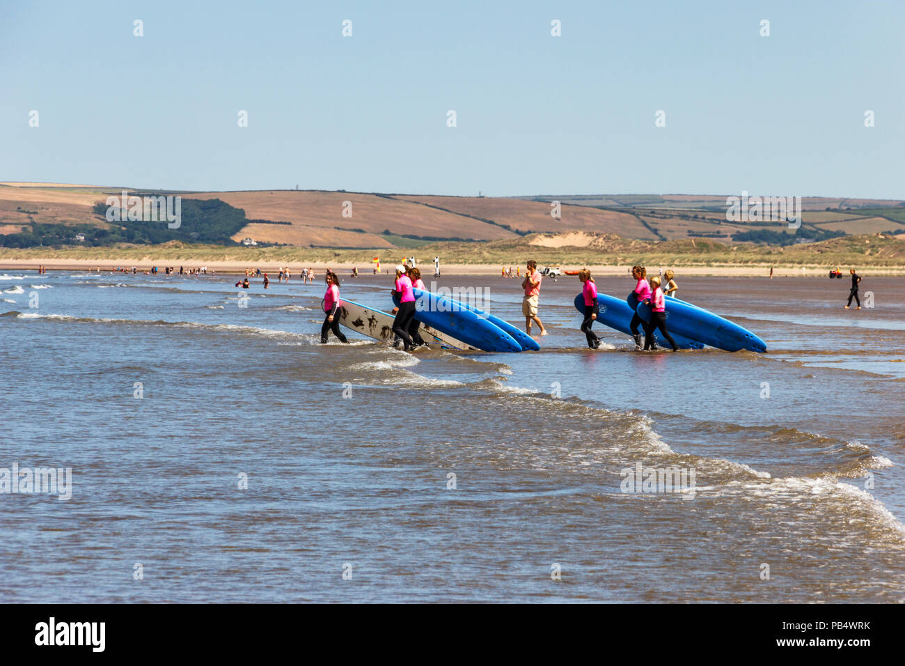 Un groupe de femmes internautes de prendre des leçons dans la mer à Westward Ho !, Devon, UK Banque D'Images