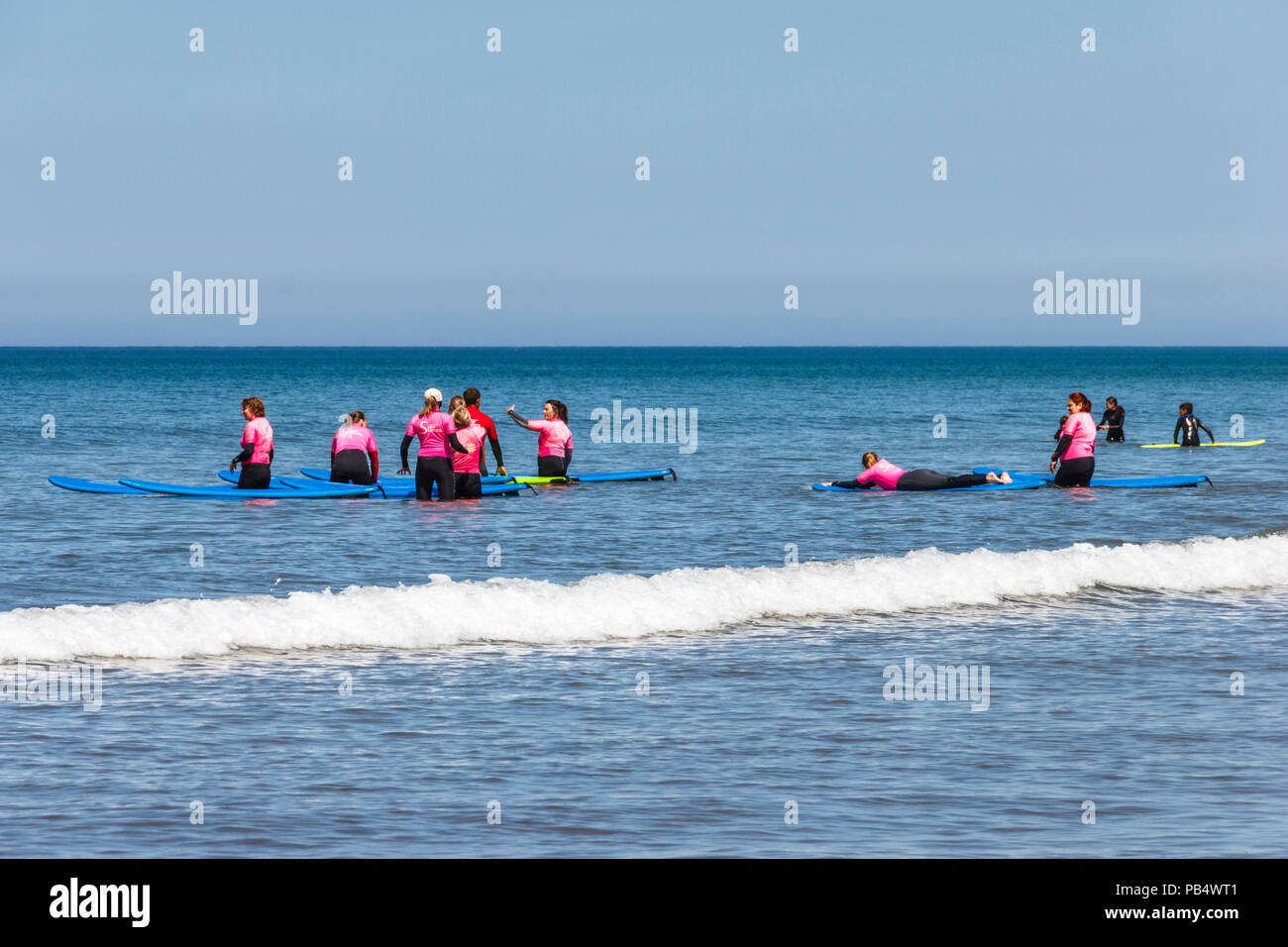Un groupe de femmes internautes de prendre des leçons dans la mer à Westward Ho !, Devon, UK Banque D'Images