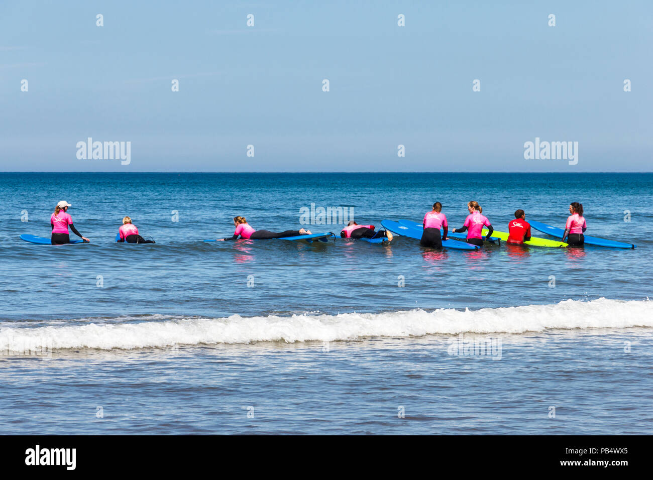 Un groupe de femmes internautes de prendre des leçons dans la mer à Westward Ho !, Devon, UK Banque D'Images