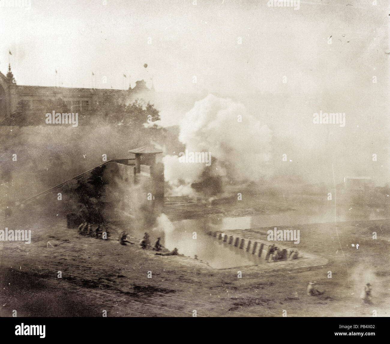 1246 reconstitution d'une scène de bataille dans la guerre des Boers dans le brochet article de la Foire mondiale de 1904. (Palais de l'Agriculture visible sur la paroi arrière de l'amphithéâtre romain) Banque D'Images