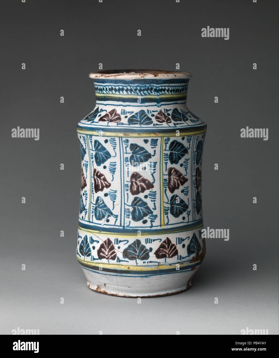 Pot de pharmacie. Culture : l'italien. Dimensions : hors tout : 9 1/8 x 5 9/16 in. (23,1 x 14,2 cm). Date : 1450-70. Le motif de feuilles de lierre est dérivé de lusterware de Valence, qui a été importée en Toscane en grandes quantités pendant les années 1400. Les potiers italiens, qui à l'époque n'avait pas encore appris à produire l'éclat d'lusterware, une simulation de l'effet de peinture. Musée : Metropolitan Museum of Art, New York, USA. Banque D'Images