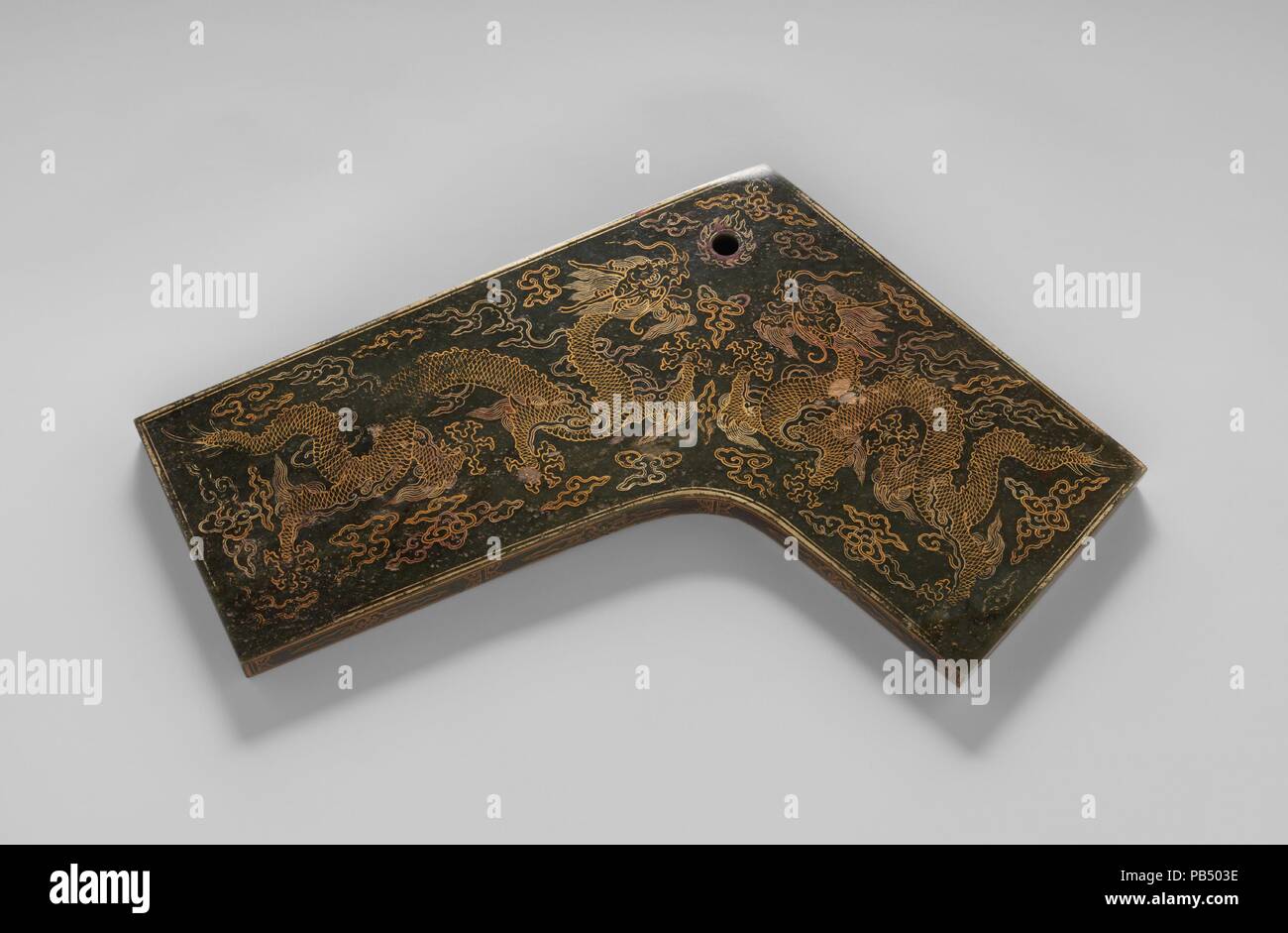 (Carillon) Qing pour Linzhong (8e note dans l'échelle à 12 notes). Culture : la Chine. Dimensions : H. 11 1/8 in. (28,3 cm) ; W. 19 3/4 in. (50,2 cm) ; D. 1. (2,5 cm). Date : du 1716. La fabrication de pierres sonores pour la décoration ou de la musique de jade sculpté ou coupé peut être liée à la fin de la fin de la période de l'Est Zhou (ca. 771-221 avant J.-C.) et suivie dans une tradition de L-forme de carillons de pierre d'environ 1700 B.C. connu la grande importance de substances sonores comme le bois et la pierre parmi les instruments à percussion de l'Asie de l'Est provient de la croyance religieuse qui, à travers cette question, vibrant natu Banque D'Images