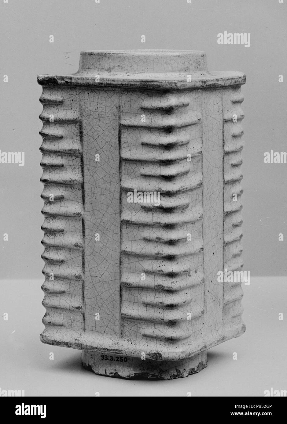 Support pour Magic de pailles. Culture : le Japon. Dimensions : H. 8 1/2 in. (21,6 cm) ; W. 4 1/8 in square (10,5 cm). Date : du 19e siècle. Musée : Metropolitan Museum of Art, New York, USA. Banque D'Images