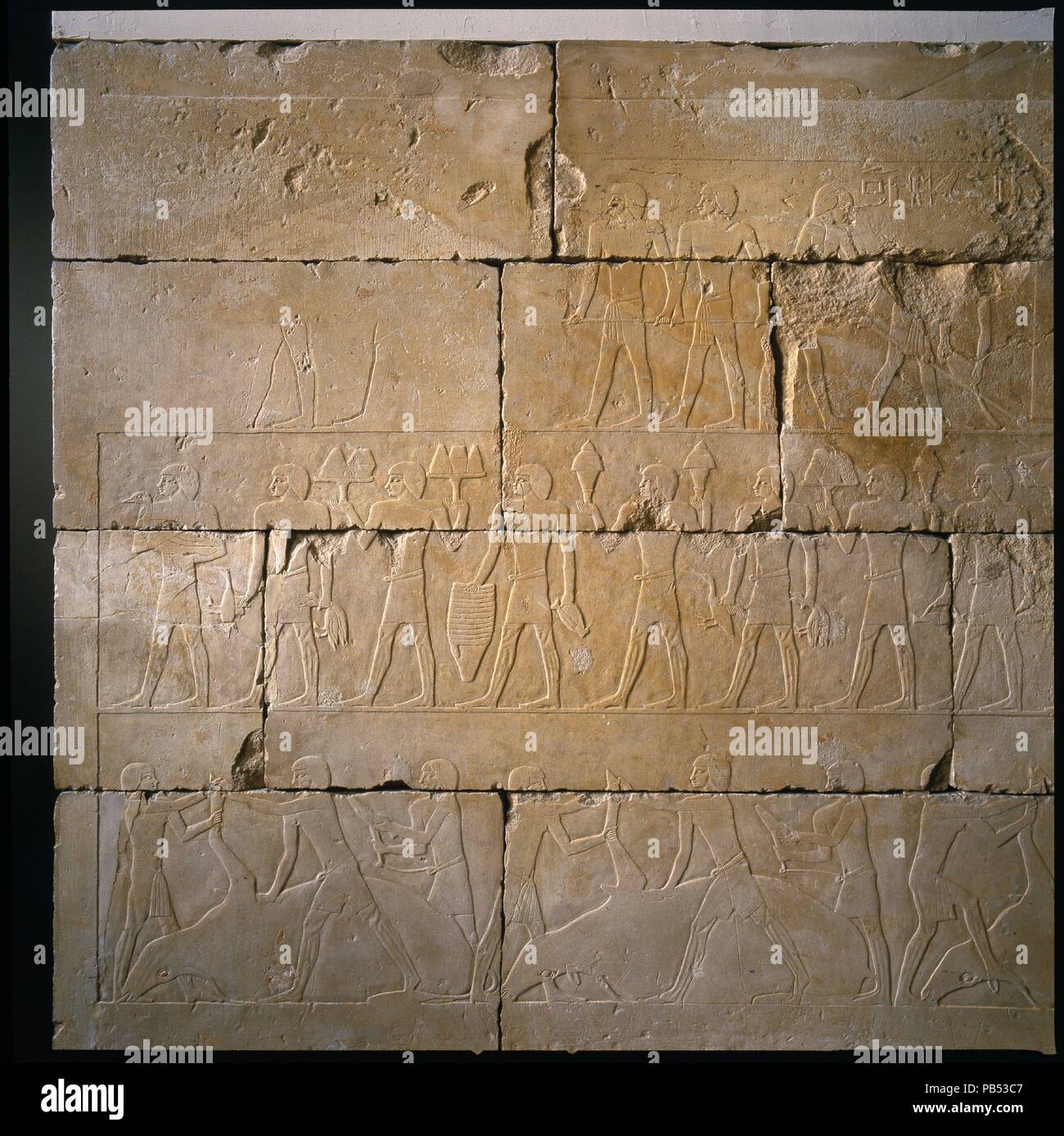 Tombeau chapelle de Raemkai : mur nord du couloir d'entrée. Dynastie DYNASTIE : 5. Date : ca. 2446-2389 av. J.-C.. L'entrée du corridor de l'entrée de décoration de scènes d'épaisseurs de vieux royaume tombes souvent inclus une circulation des personnes et des objets dans l'intérieur. Le couloir d'entrée ici est décoré des deux côtés avec des scènes dans plusieurs registres. Tout en haut, des parties de deux navires peut être vu. Seule la coque des navires sont conservés, mais l'absence de l'aviron avirons et la position du volant d'avirons montrent que les deux bateaux sont bateau à l'ouest, jusque dans la tombe, et ainsi dans le royaume des morts. Banque D'Images