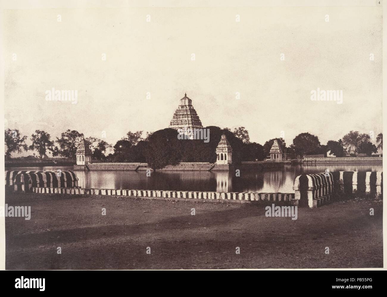 Le département de l-teppa. Artiste : Linnaeus Tripe (British, Devonport (Plymouth) 1822-1902 Quai Devonport). Dimensions : Image : 26 x 37,5 cm (10 1/4 x 14 3/4 in.) Mont : 45,2 x 56,2 cm (17 13/16 x 22 1/8 in.). Date : 1858. Les tripes était un officier militaire de carrière en Inde et, à la fin des années 1850, le gouvernement photographe de la présidence de Madras. En seulement cinq ans, il a fait près d'un millier de vues de l'Inde et de la Birmanie. Dans cette vue d'un teppakulam, ou réservoir, à Madurai, Inde du Sud, le miroir-comme la surface de l'eau reflète les rayures de la mur de pierre. Dans le texte d'accompagnement, les Tripes explai Banque D'Images