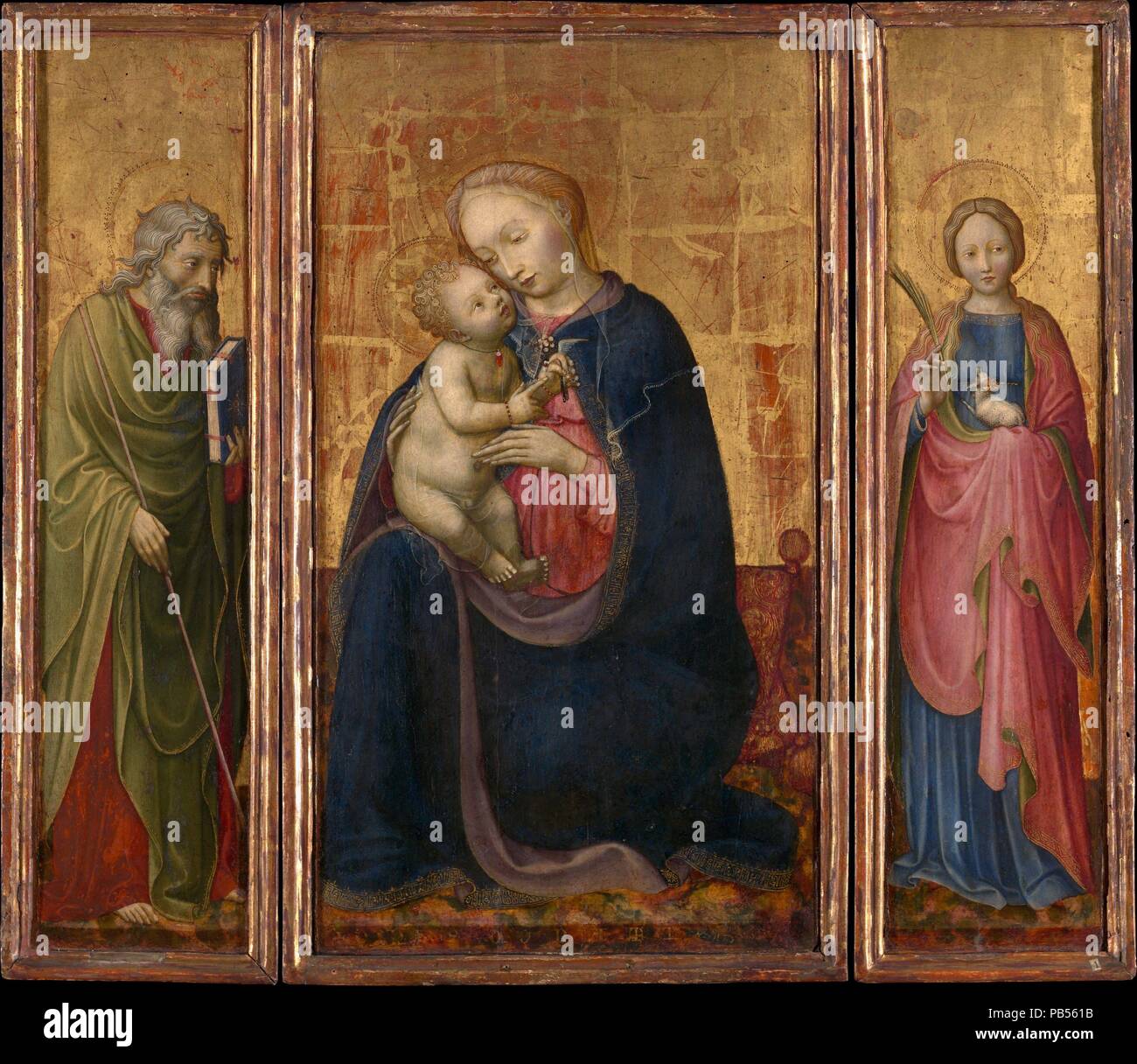 La Madone et l'enfant avec les Saints Philippe et Agnès. Artiste : Donato de' Bardi (Italien, Lombard, actif en 1426-mort 1450/51). Dimensions : panneau central, dans l'ensemble 23 1/2 x 13 1/8 in. (59,7 x 33,3 cm), surface peinte 23 1/8 x 12 3/4 in. (58,7 x 32,4 cm) ; chaque aile, dans l'ensemble 23 5/8 x 6 in. (60 x 15,2 cm), surface peinte 23 1/4 x 5 1/2 in. (59,1 x 14 cm). Date : ca. 1425-30. Dans facture exquise et délicate dans l'expression, c'est la première œuvre connue par Donato de' Bardi. Il est possible qu'il a été peint à Pavie (au sud de Milan), où Donato aurait connu le grand miniaturiste Michelino da B Banque D'Images