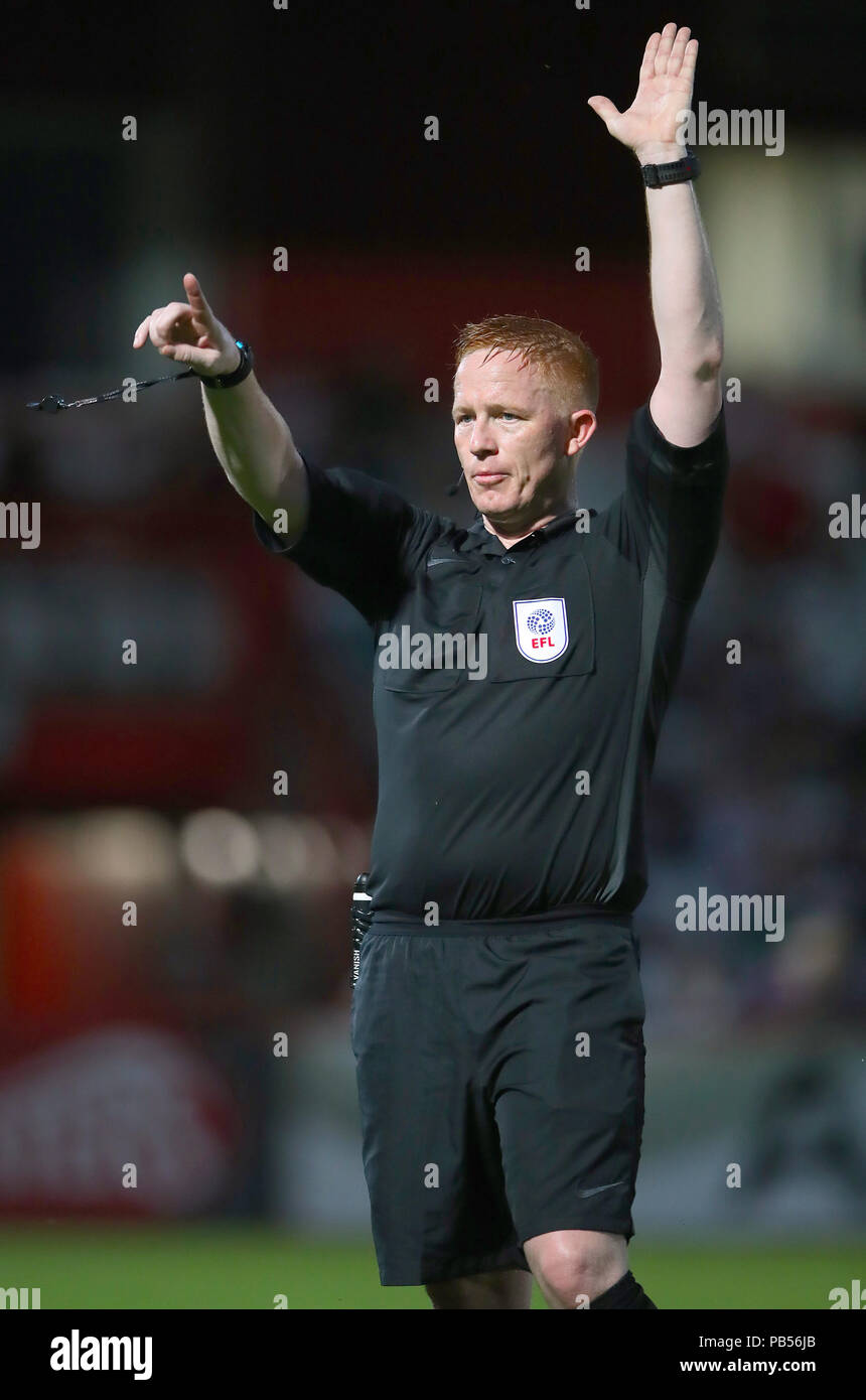 Alan Young arbitre lors d'un pré saison match amical au stade Lamex, Stevenage Banque D'Images