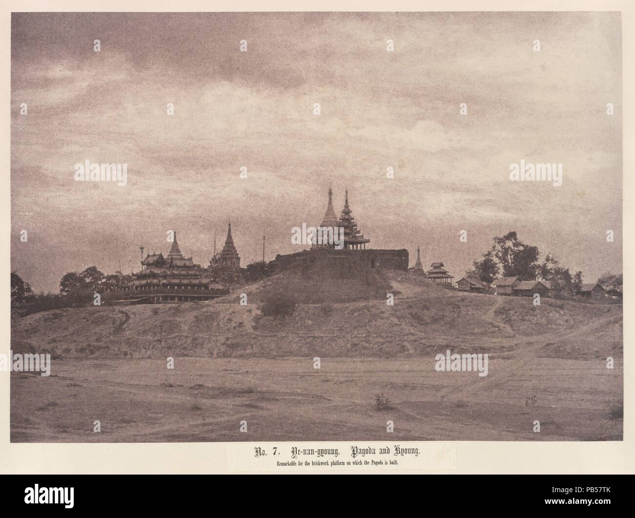 N° 7. Ye-nan-gyoung. Pagoda et Kyoung. Artiste : Linnaeus Tripe (British, Devonport (Plymouth) 1822-1902 Quai Devonport). Dimensions : Image : 23,7 x 33,8 cm (9 5/16 x 13 5/16 in.) : 45,6 x 58,3 Montage cm (17 15/16 x 22 15/16 po.). Date : du 14 au 16 août, 1855. Musée : Metropolitan Museum of Art, New York, USA. Banque D'Images