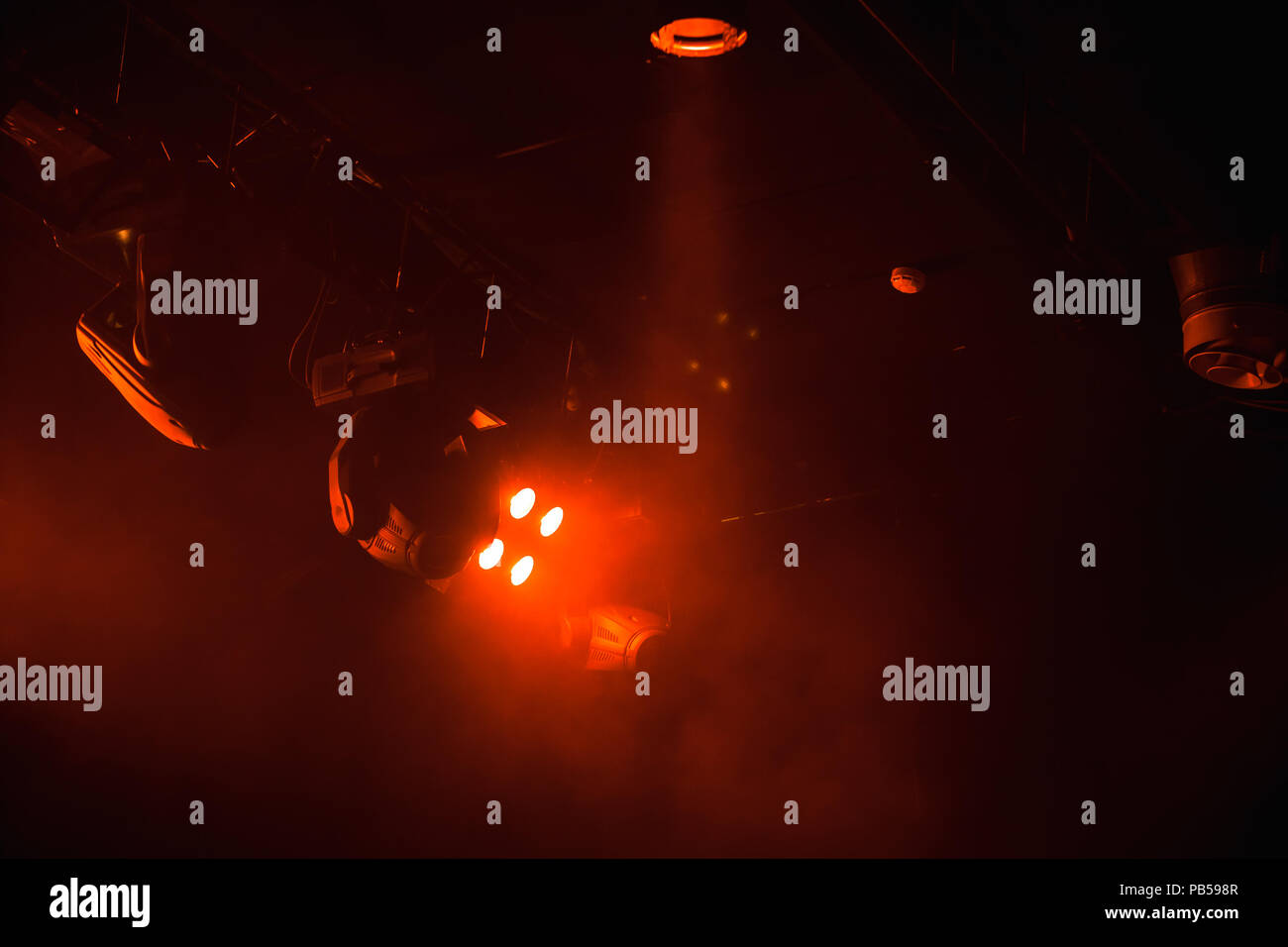Feux rouges, des faisceaux en fumée sur fond sombre, stade moderne d'équipement d'éclairage Banque D'Images