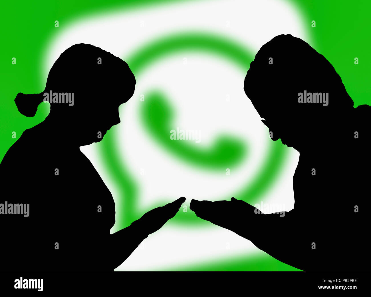 Silhouettes d'un couple de gens tenant à l'aide de la messagerie instantanée Whatsapp app. Massage Internet en ligne. Banque D'Images