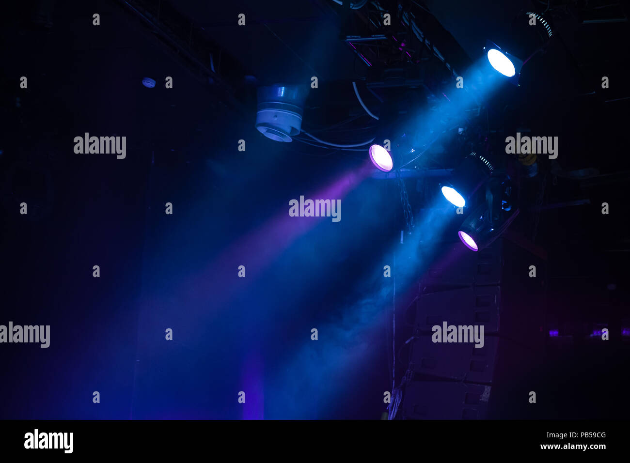 Des spots bleus. Poutres apparentes et de fumée sur fond sombre, éclairage scène moderne Banque D'Images