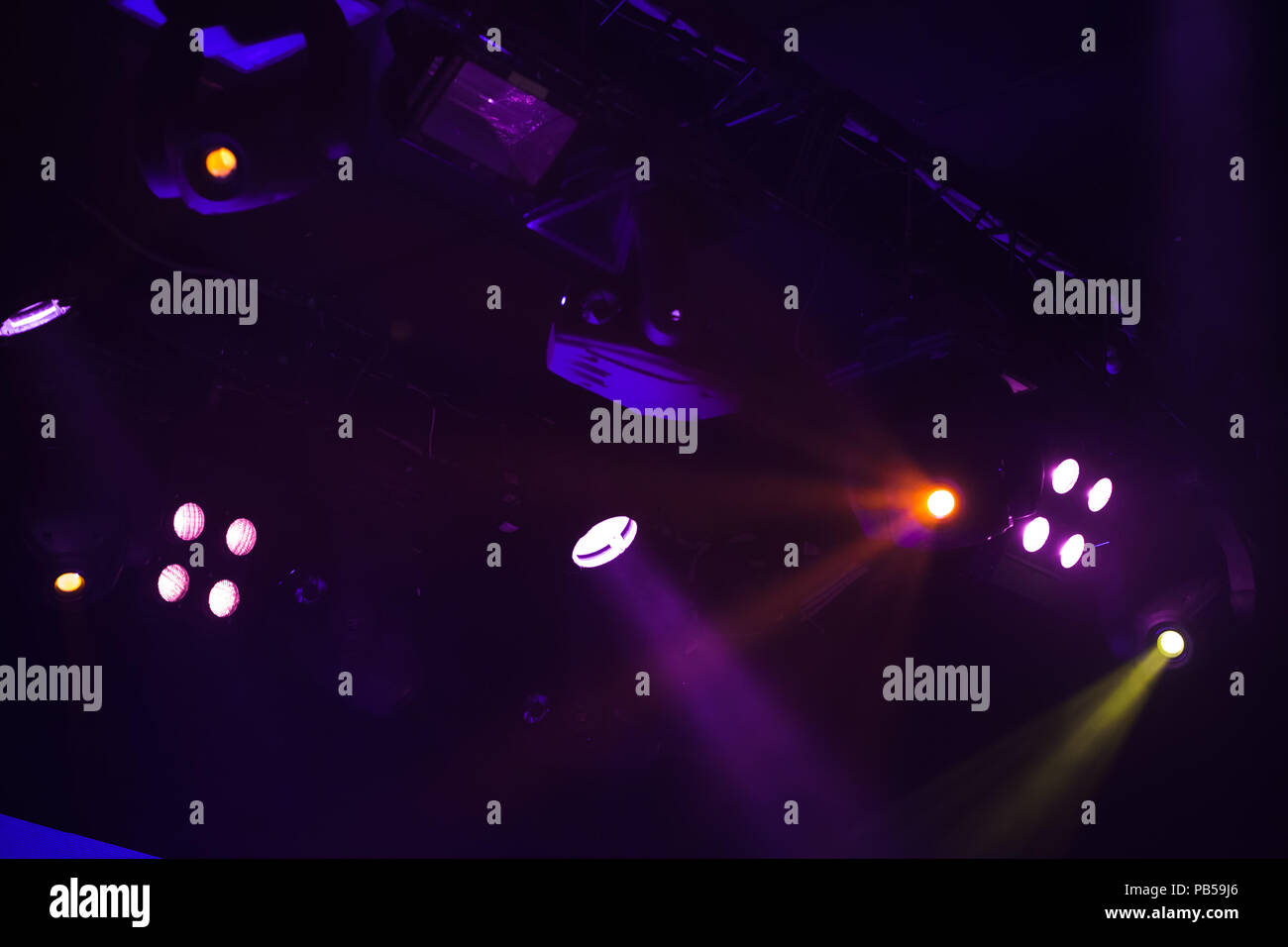 Scenic spot lights avec poutres solides dans la fumée sur fond sombre, stade moderne d'équipement d'éclairage Banque D'Images