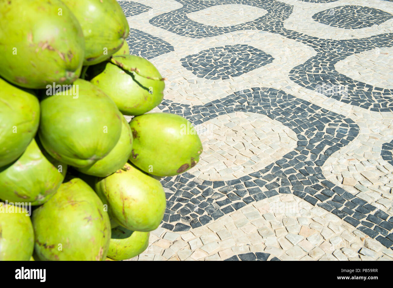 Bunch of fresh green coco brésilien suspendu à Ipanema Beach Boardwalk, Rio de Janeiro, Brésil Banque D'Images