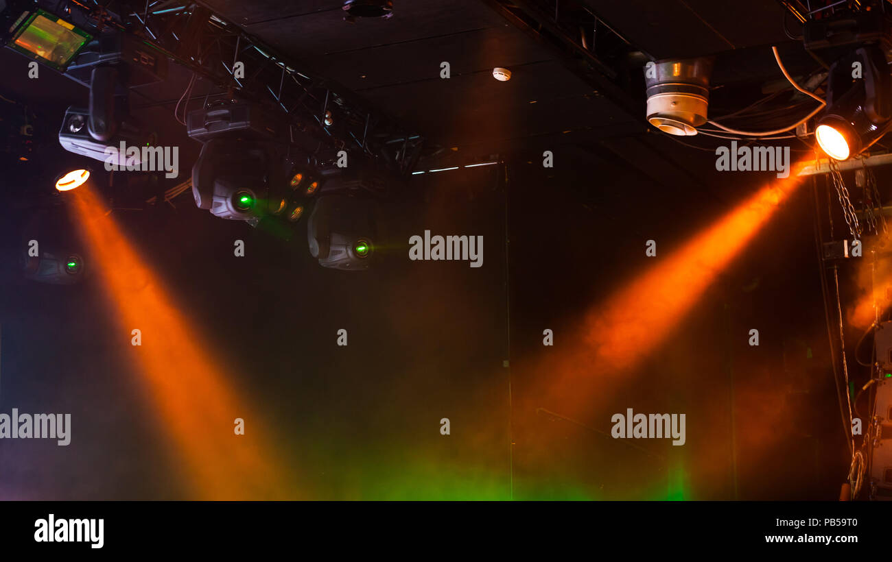 Scenic feux avec poutres solides dans la fumée sur fond sombre, stade moderne d'équipement d'éclairage Banque D'Images