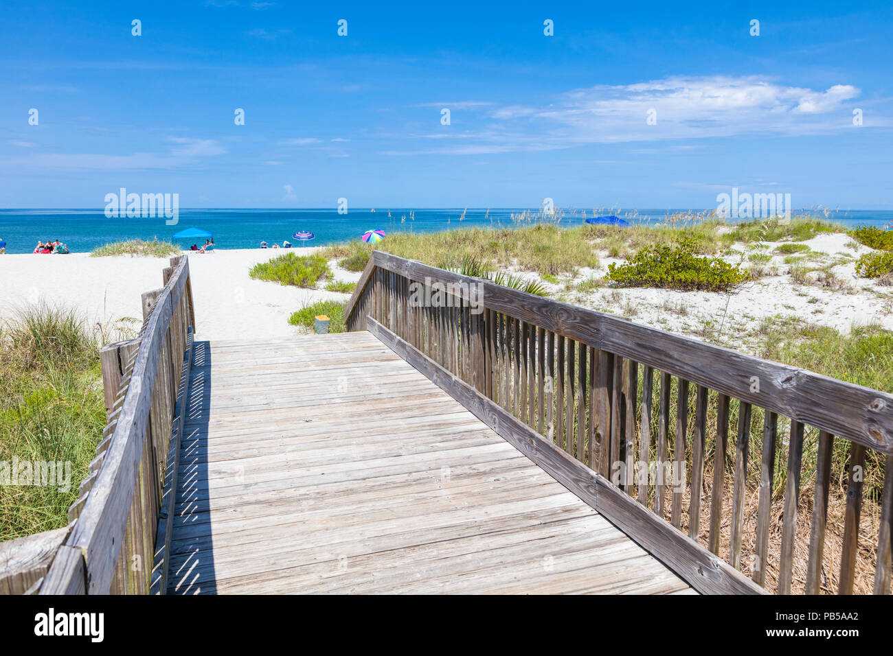 Promenade en bois à l'baech sur le golfe du Mexique en Floride de Venise sur un ciel bleu clair jour d'été Banque D'Images