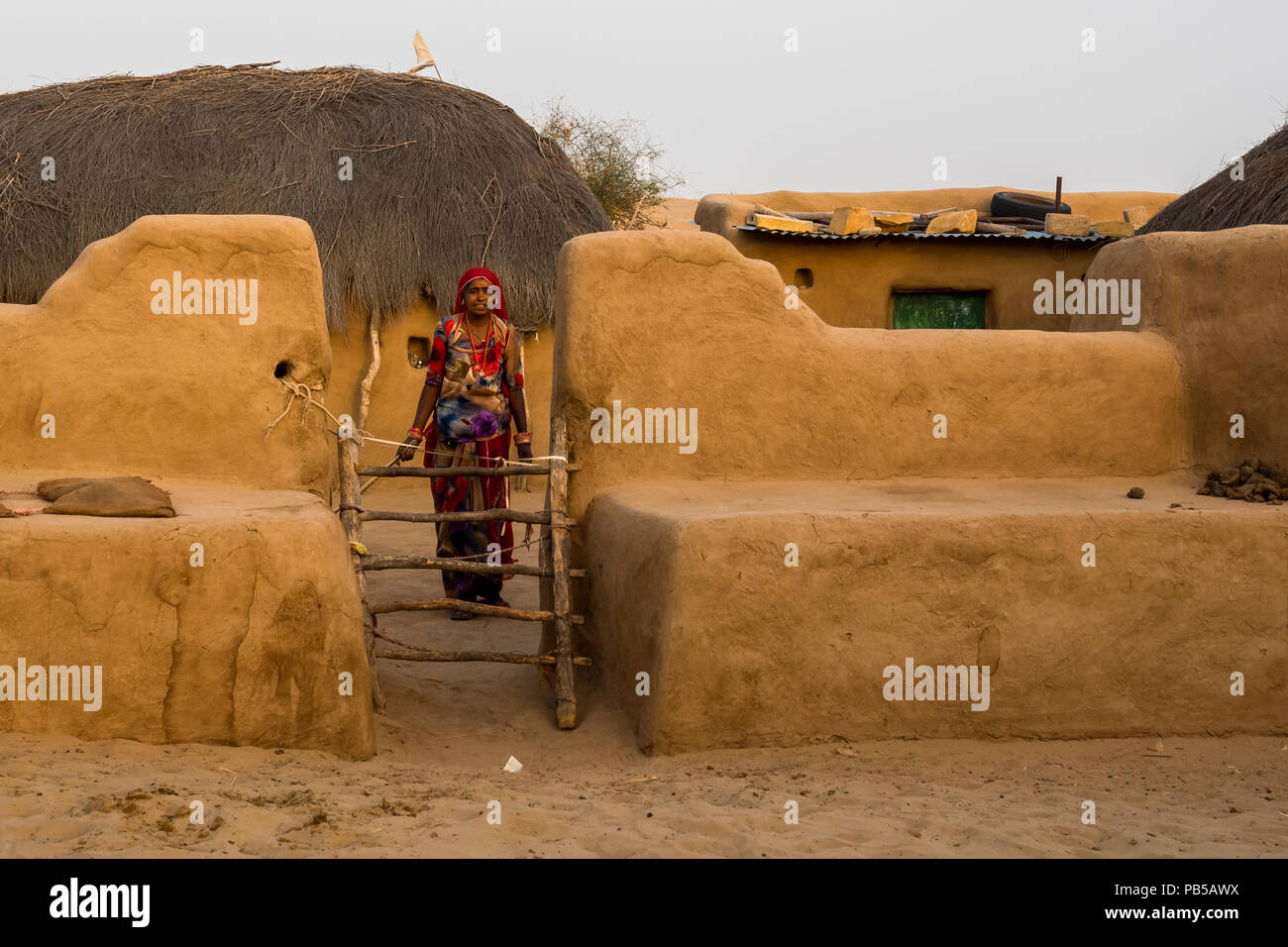 Petit village dans le parc national du désert de Jaisalmer, Inde Juin 2018 Banque D'Images