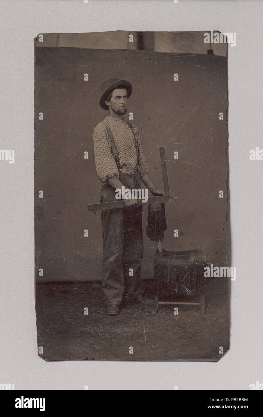 [Carpenter avec carré]. Artiste : Inconnu (américain). Dimensions : Image : 10 x 5,9 cm (3 15/16 x 2 5/16 in.). Date : 1860s-70s. Musée : Metropolitan Museum of Art, New York, USA. Banque D'Images