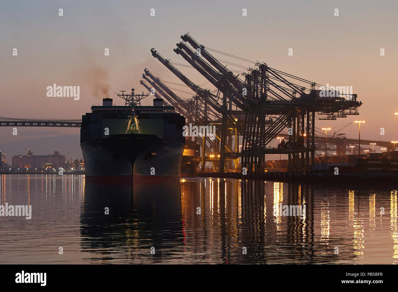 EVERGREEN Container Ship, EVER ENVOY quitte le terminal à conteneurs EVERPORT au port de Los Angeles au lever du soleil. Californie, États-Unis. Banque D'Images