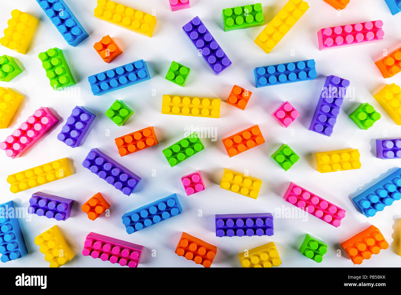 Blocs de construction en plastique jouets colorés. Vue de dessus Banque D'Images