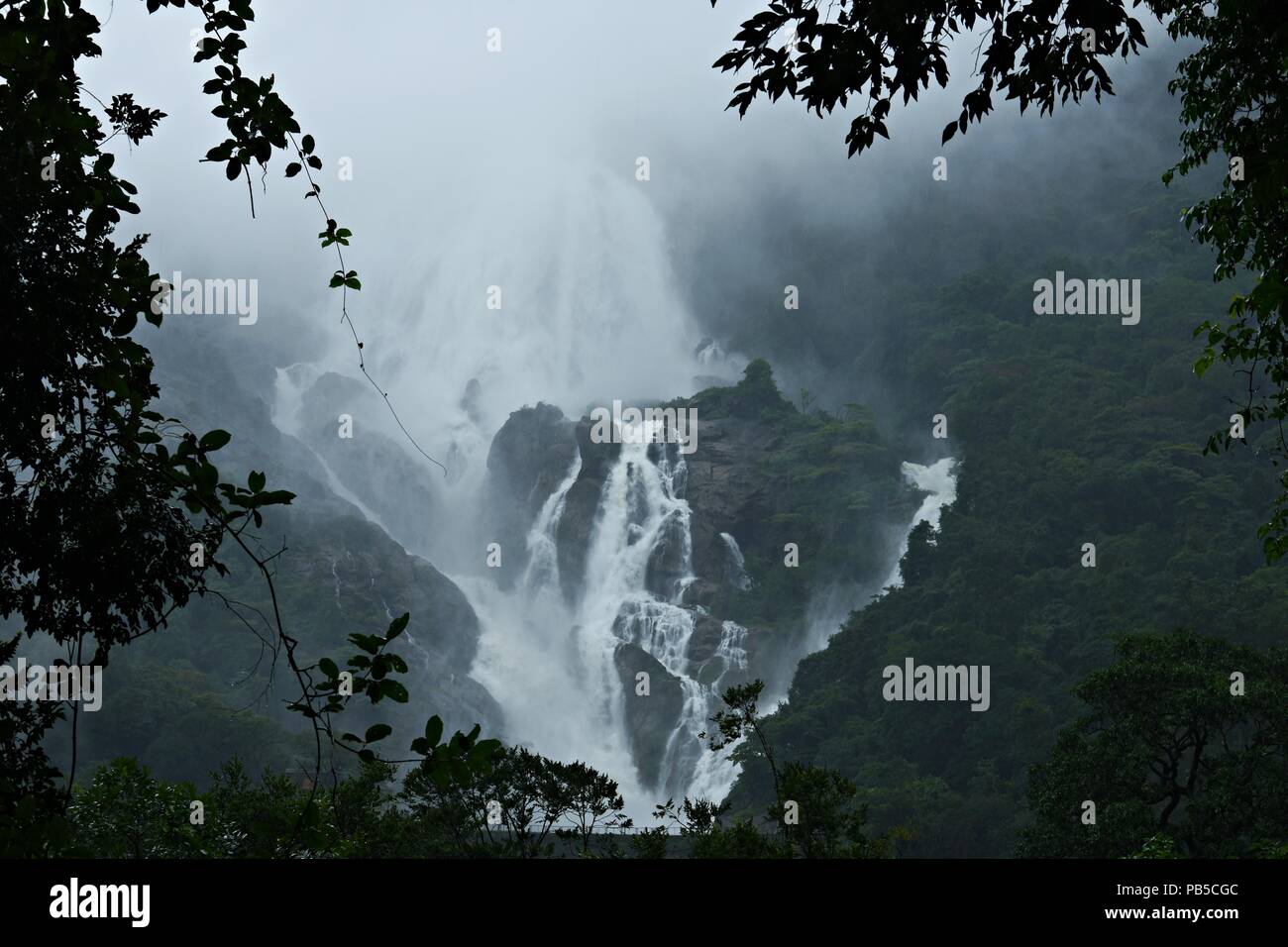 'Une vue incroyable de cascades Dudhsagar, Goa, India' - en temps de mousson. Banque D'Images
