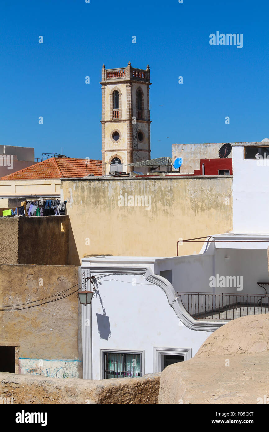 Vue sur la ville dans l'ancienne forteresse portugaise. Toits de maisons et une tour. Ciel bleu. El Jadida, Maroc. Banque D'Images