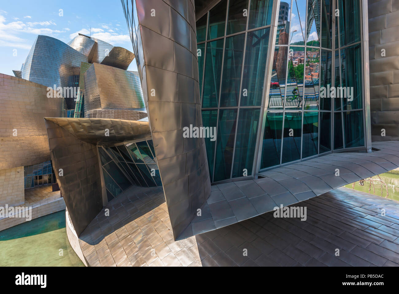 Musée Guggenheim, bâtiment vue rapprochée de l'orient de la Frank Gehry (musée Guggenheim conçu Museo Guggenheim) dans le centre de Bilbao, Espagne. Banque D'Images