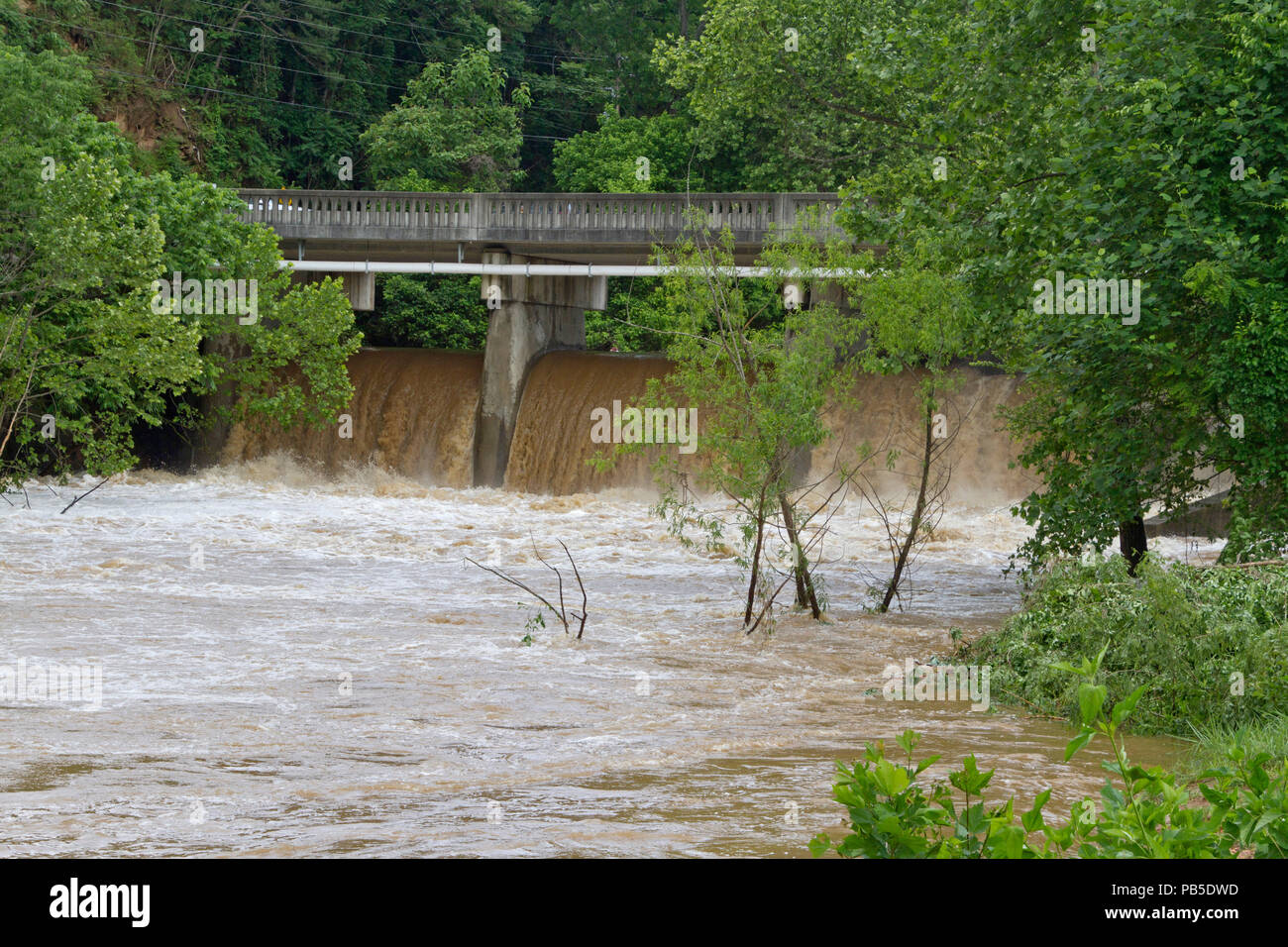 ASHEVILLE, Caroline du Nord, États-Unis - 30 MAI 2018 : un barrage publie le très turbulent, l'eau boueuse d'une rivière inondations après des jours de pluie dans l'ouest NC Banque D'Images