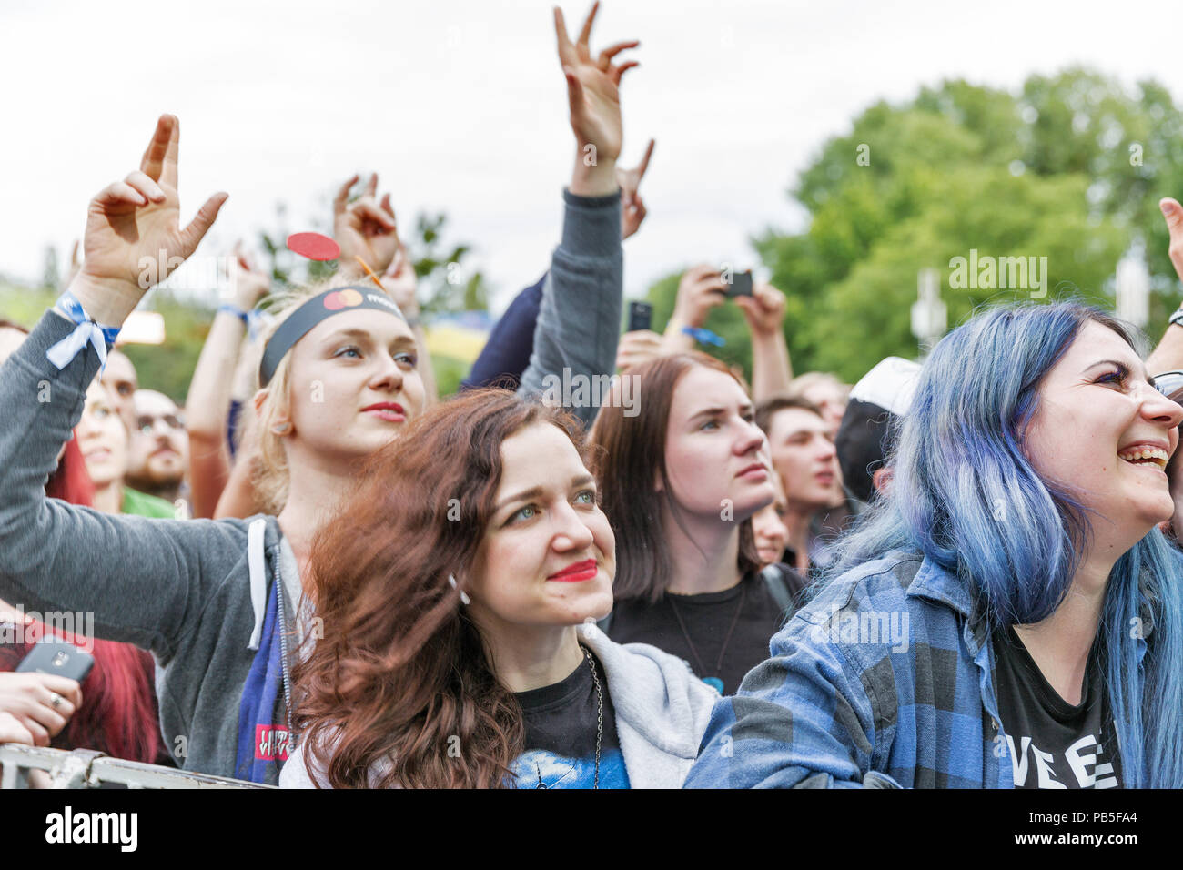 KIEV, UKRAINE - le 04 juillet 2018 : profitez de la foule des fans de rock de metal symphonique Epica spectacle live au festival week-end de l'Atlas national à l'Expoc Banque D'Images