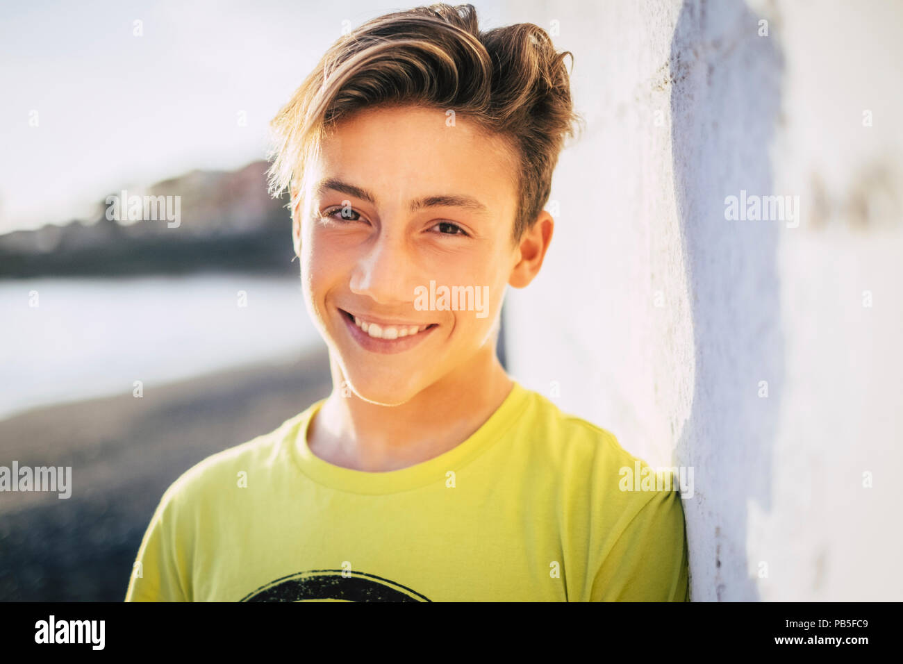 Jeune beau mâle adolescent sourire piscine avec un fond de ciel bleu d'été image concept de style. Banque D'Images