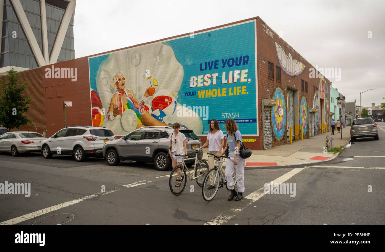 Un panneau sur le côté d'un immeuble dans le quartier de Williamsburg Brooklyn à New York le dimanche 22 juillet 2018 annonce Stash, un investissement axé sur l'application de la génération y. (© Richard B. Levine) Banque D'Images