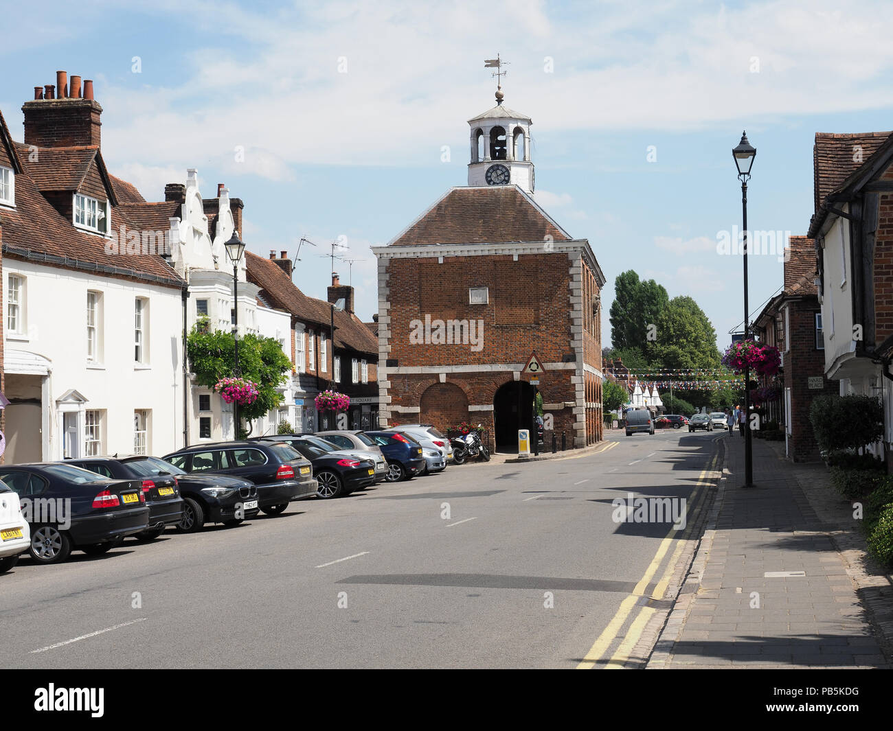 Vue sur la rue principale de la vieille ville d'Amersham dans Buckinghamshire. Banque D'Images