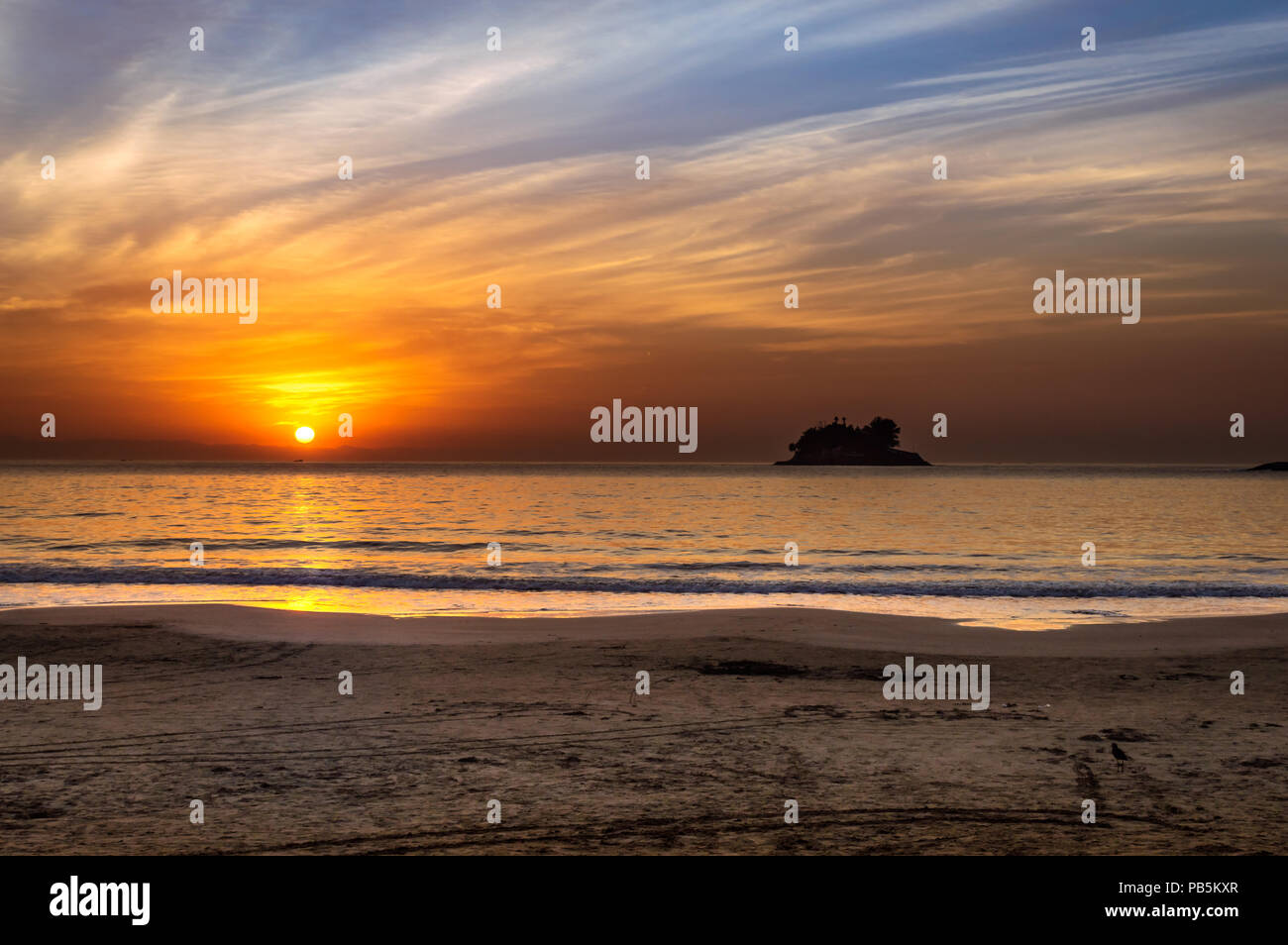 Lever du soleil sur l'océan atlantique vu du sable Banque D'Images