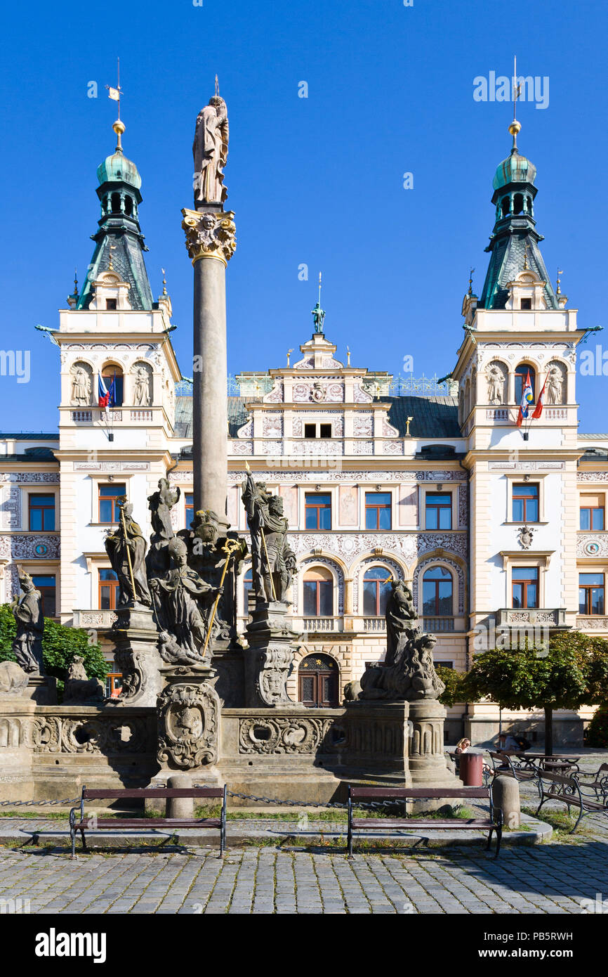 Hôtel de ville Renaissance et la colonne mariale, Pardubice, République tchèque, la Bohême de l'Est Banque D'Images