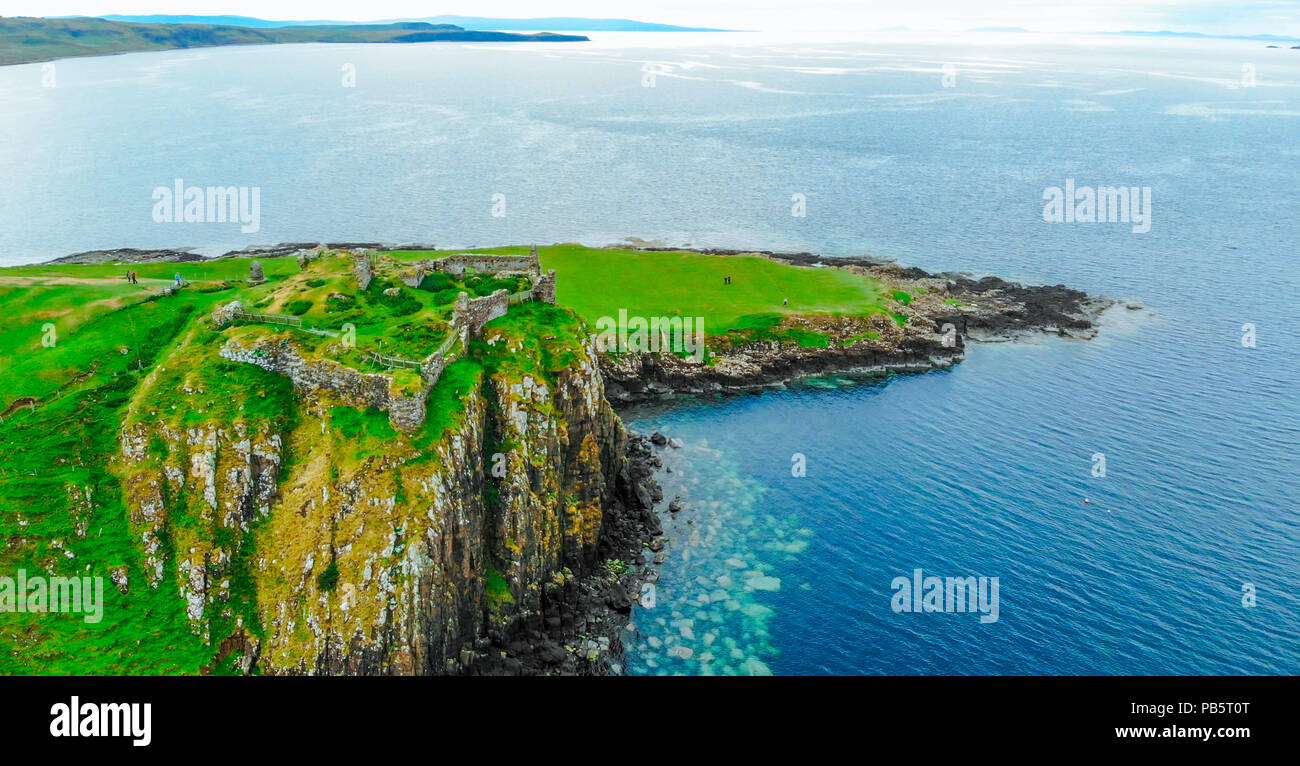 Les ruines de Duntulm Castle sur l'île de Skye - vue aérienne Banque D'Images