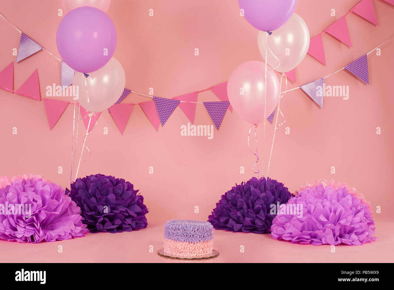 Anniversaire thème. Décoration rose et des gâteaux pour bébé joyeux anniversaire Banque D'Images